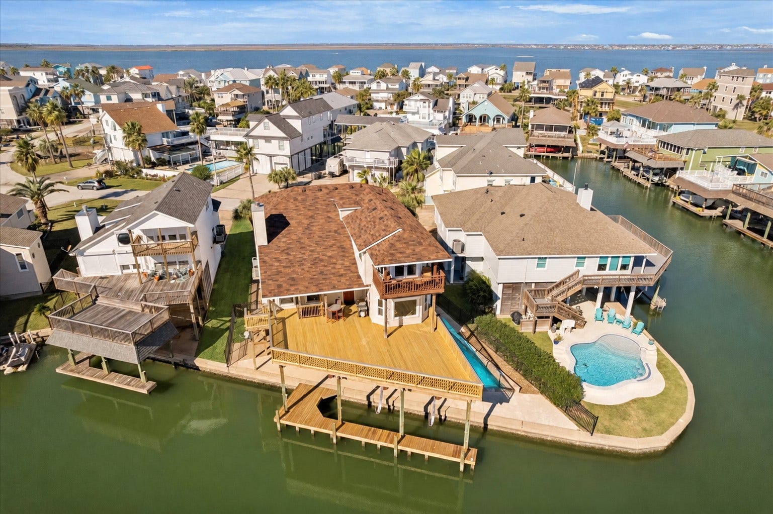 107 Bamaku Bend, Tiki Island, TX 77554 East-facing waterfront brings consistent, refreshing, coastal breezes, and ever-changing views of nature. Watch dolphins, sea turtles, ducks and jumping fish as they make their way through the canal.