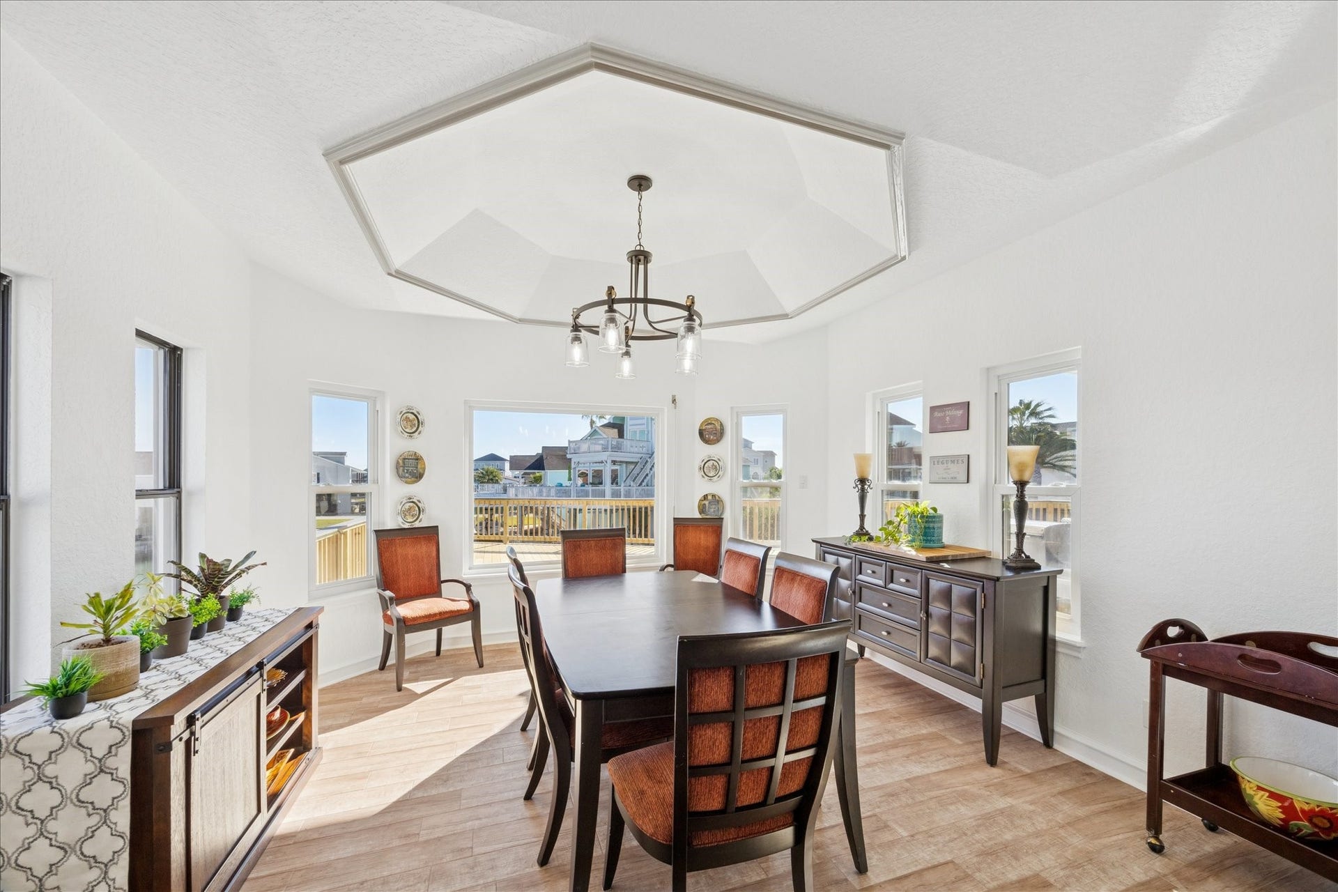 107 Bamaku Bend, Tiki Island, TX 77554 Surrounded by windows on three sides, the dining room captures water views while staying connected to the kitchen and family room. A striking hexagonal ceiling overlooks the space.