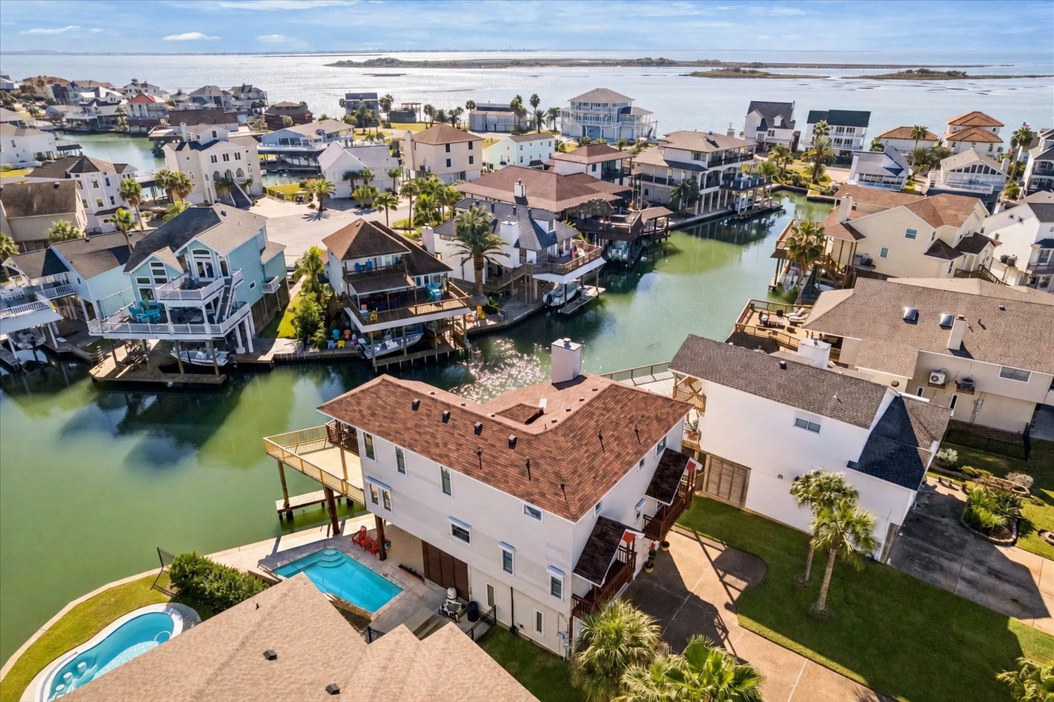 107 Bamaku Bend, Tiki Island, TX 77554 Island living where serene water views and tropical birdsongs make daily life more relaxed, carefree and fun.