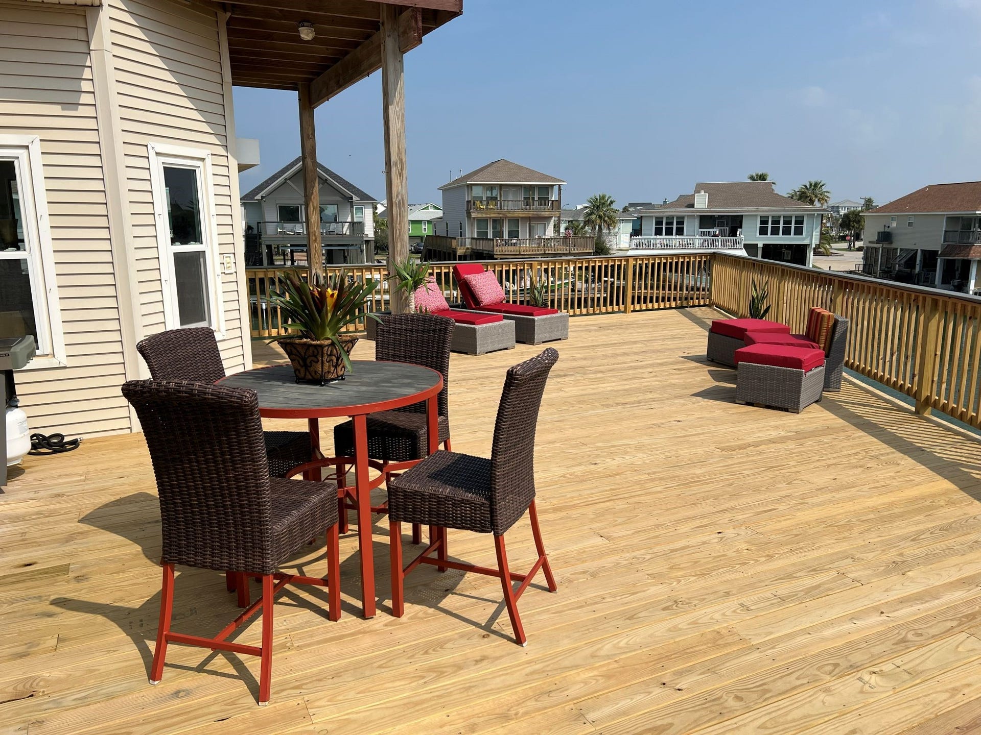 107 Bamaku Bend, Tiki Island, TX 77554 Room for a crowd or everyday sitting areas, the deck expands the living space and makes the home live even larger.