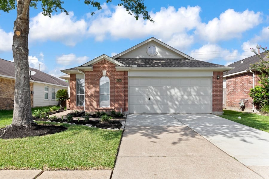 Property photo for 1014 Cavern Brook Lane, Fresno, TX