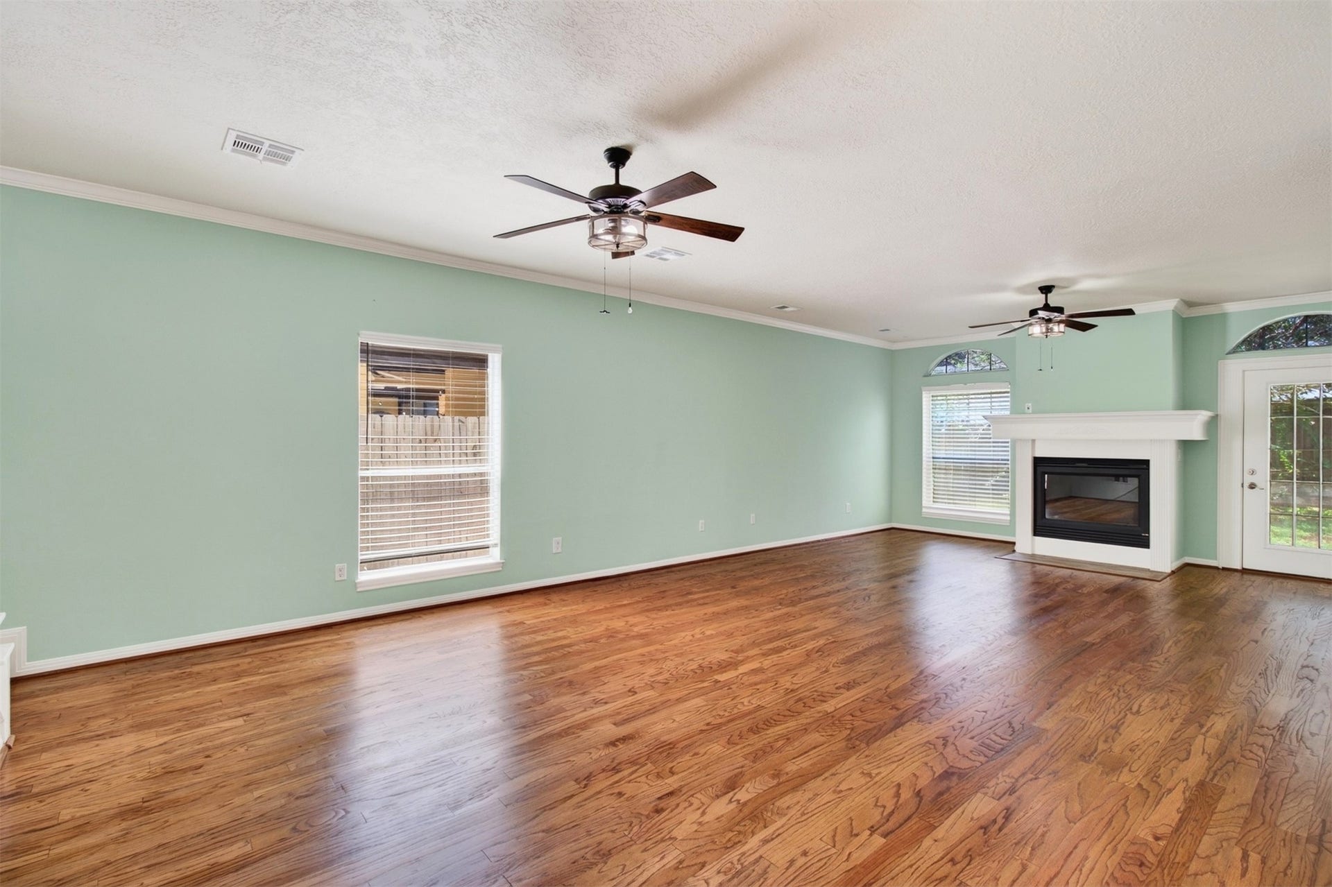 54 S Wind Drive, Montgomery, TX 77356 Huge living area with gas log fireplace and loads of natural light. Entrance to the backyard area. This room is
35' x 23'.