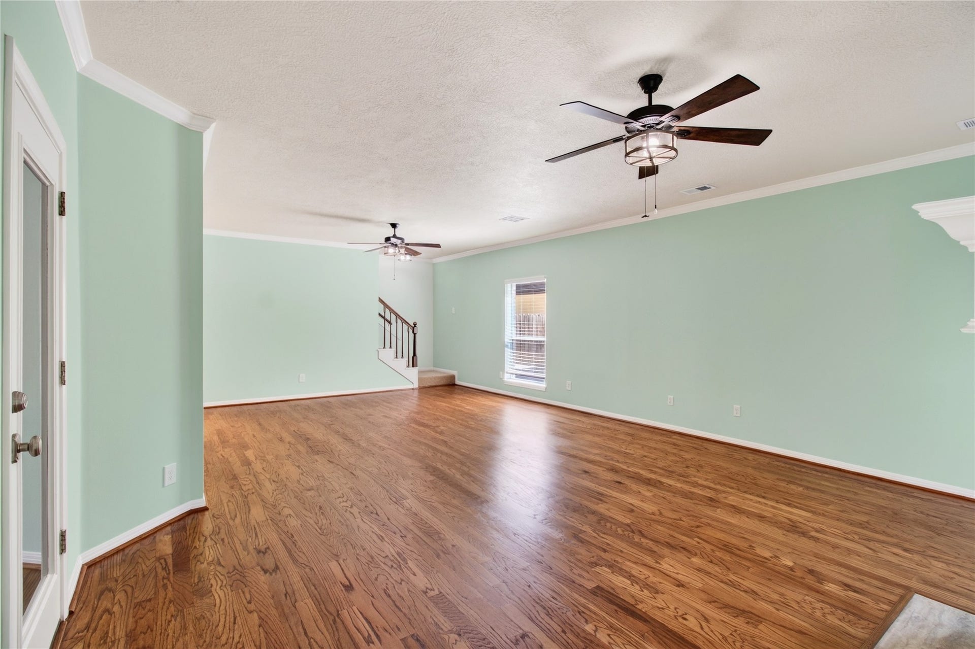 54 S Wind Drive, Montgomery, TX 77356 Plenty of room in this living area!
