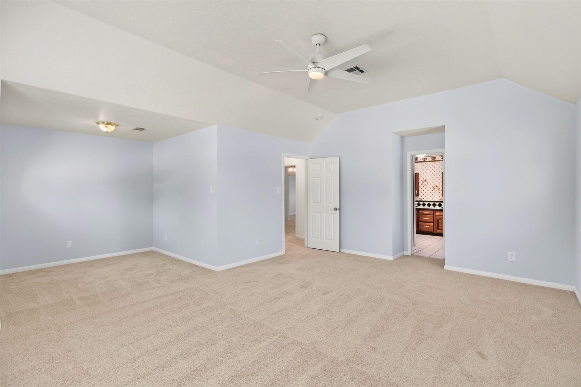 54 S Wind Drive, Montgomery, TX 77356 Door to the right leads to your own dedicated primary bath. There is an alcove area perfect for a reading nook or hideaway bathed in natural light.