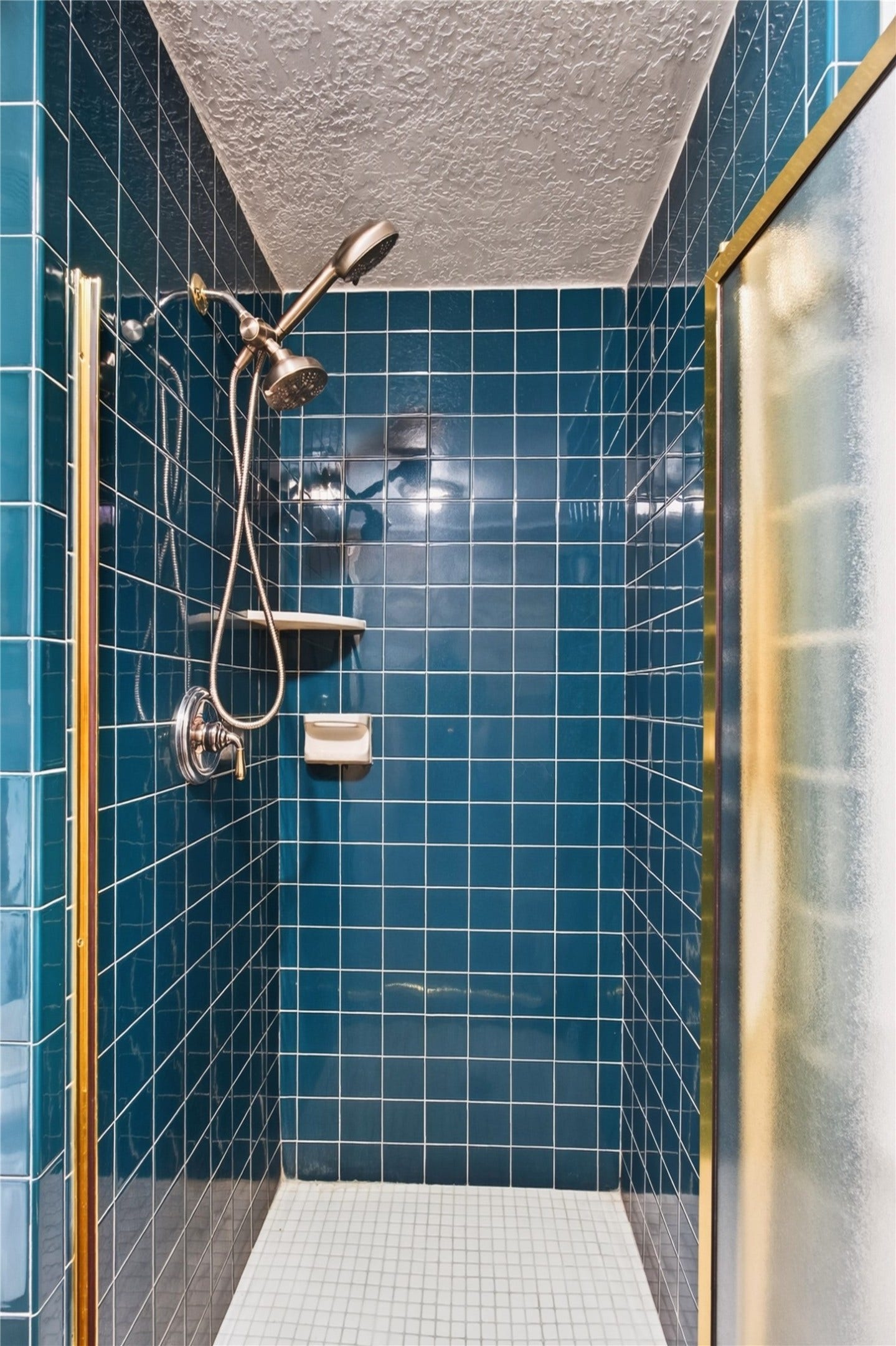 54 S Wind Drive, Montgomery, TX 77356 Beautiful colored tile in this downstairs bathroom.