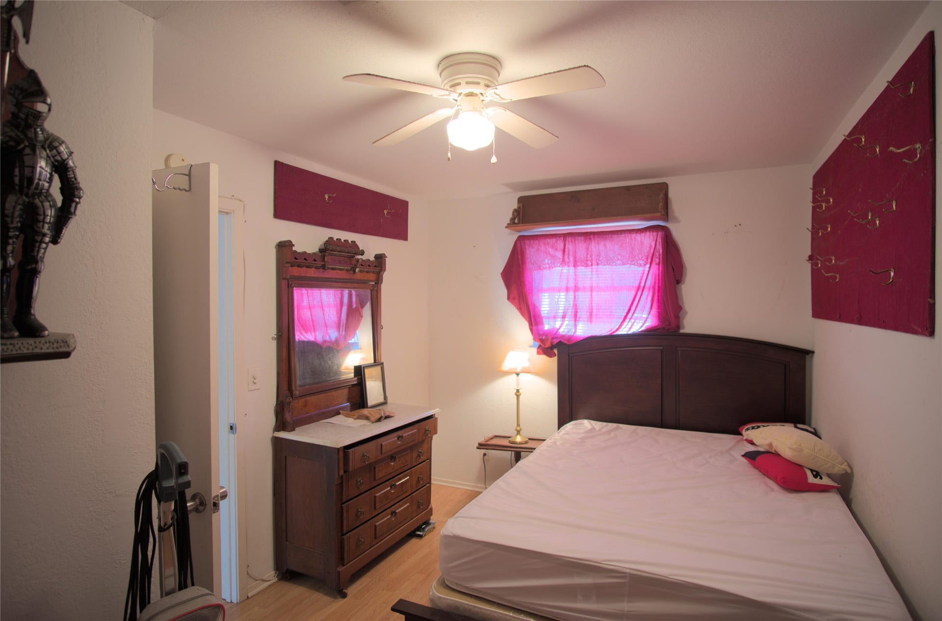 511 5th Street, San Leon, TX 77539 middle bed