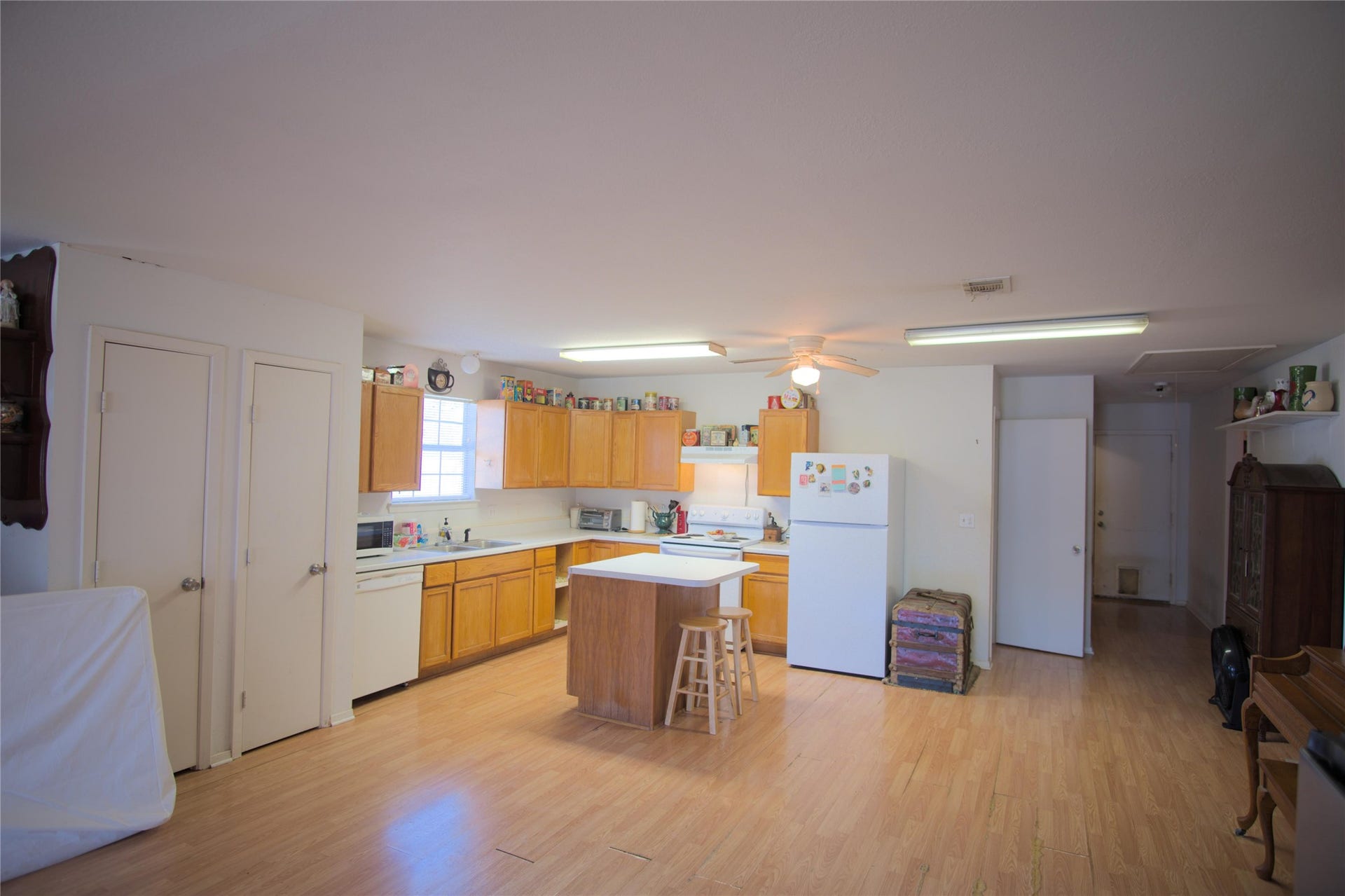 511 5th Street, San Leon, TX 77539 diningroom and kitchen