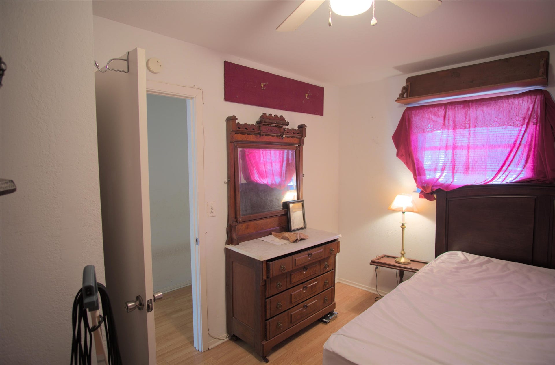 511 5th Street, San Leon, TX 77539 middle bed