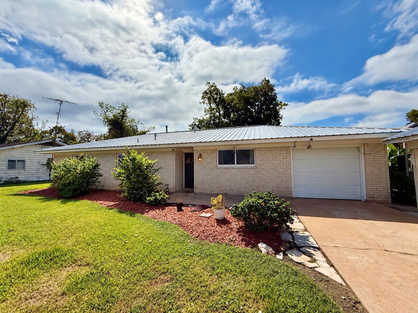 809 E Hamilton Street, West Columbia, TX 77486 809 E Hamilton Street, West Columbia, TX 77486