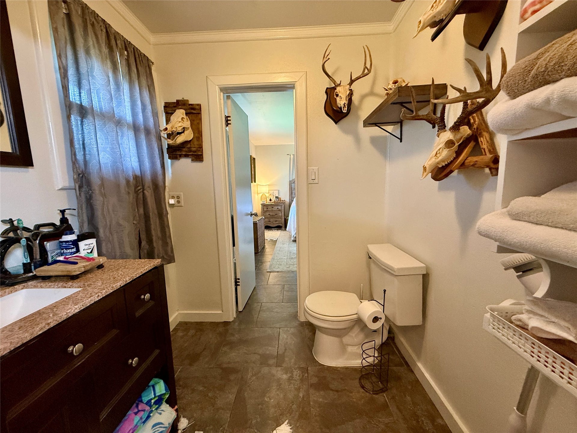 809 E Hamilton Street, West Columbia, TX 77486 Primary ensuite half bath