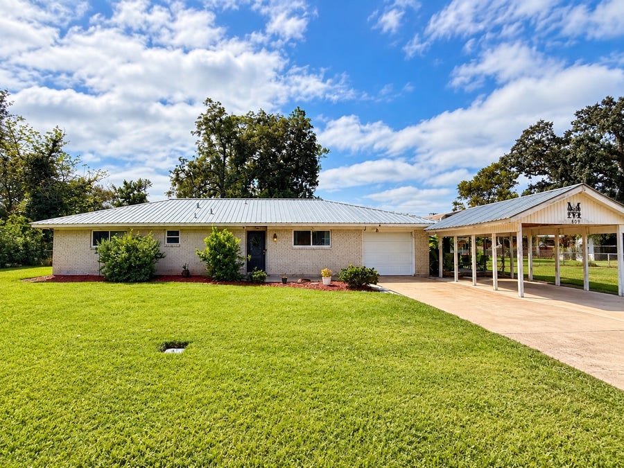 Property photo for 809 E Hamilton Street, West Columbia, TX
