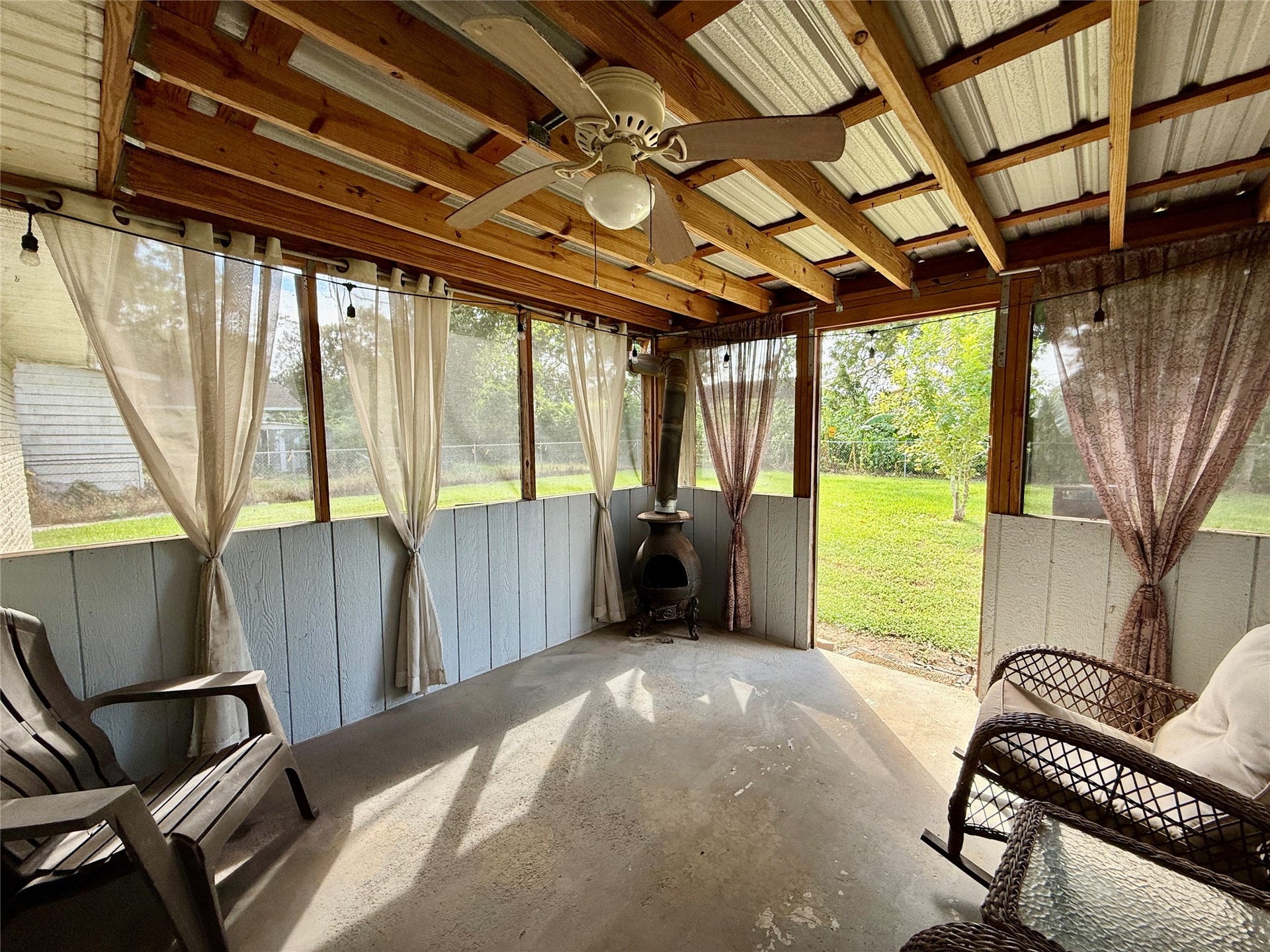 809 E Hamilton Street, West Columbia, TX 77486 Enclosed porch with backyard access