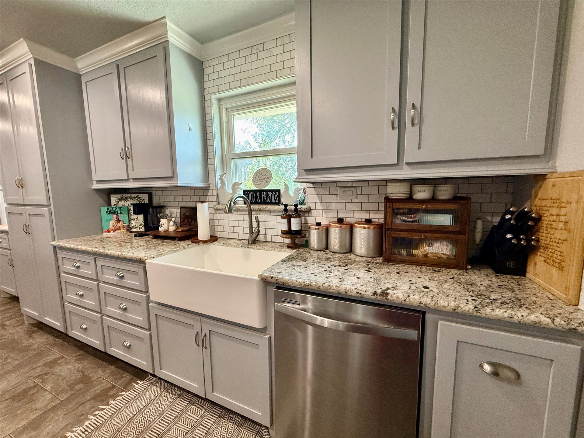 809 E Hamilton Street, West Columbia, TX 77486 Great counter space and cabinets for storage needs