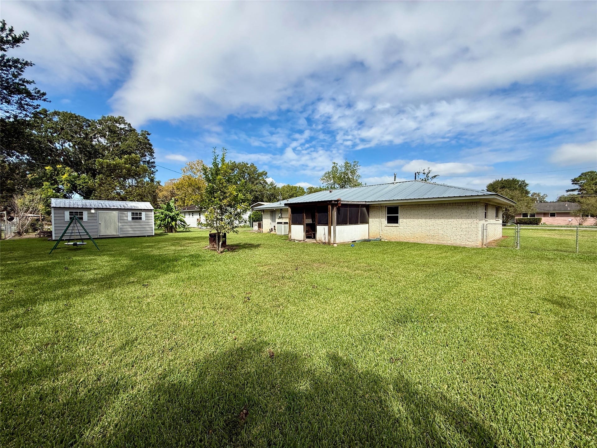 809 E Hamilton Street, West Columbia, TX 77486 Large back yard