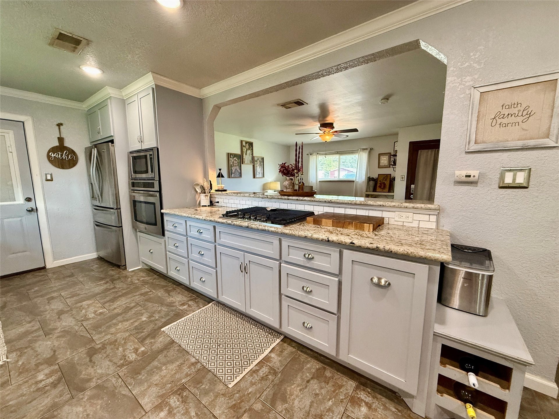 809 E Hamilton Street, West Columbia, TX 77486 Semi open kitchen to living area