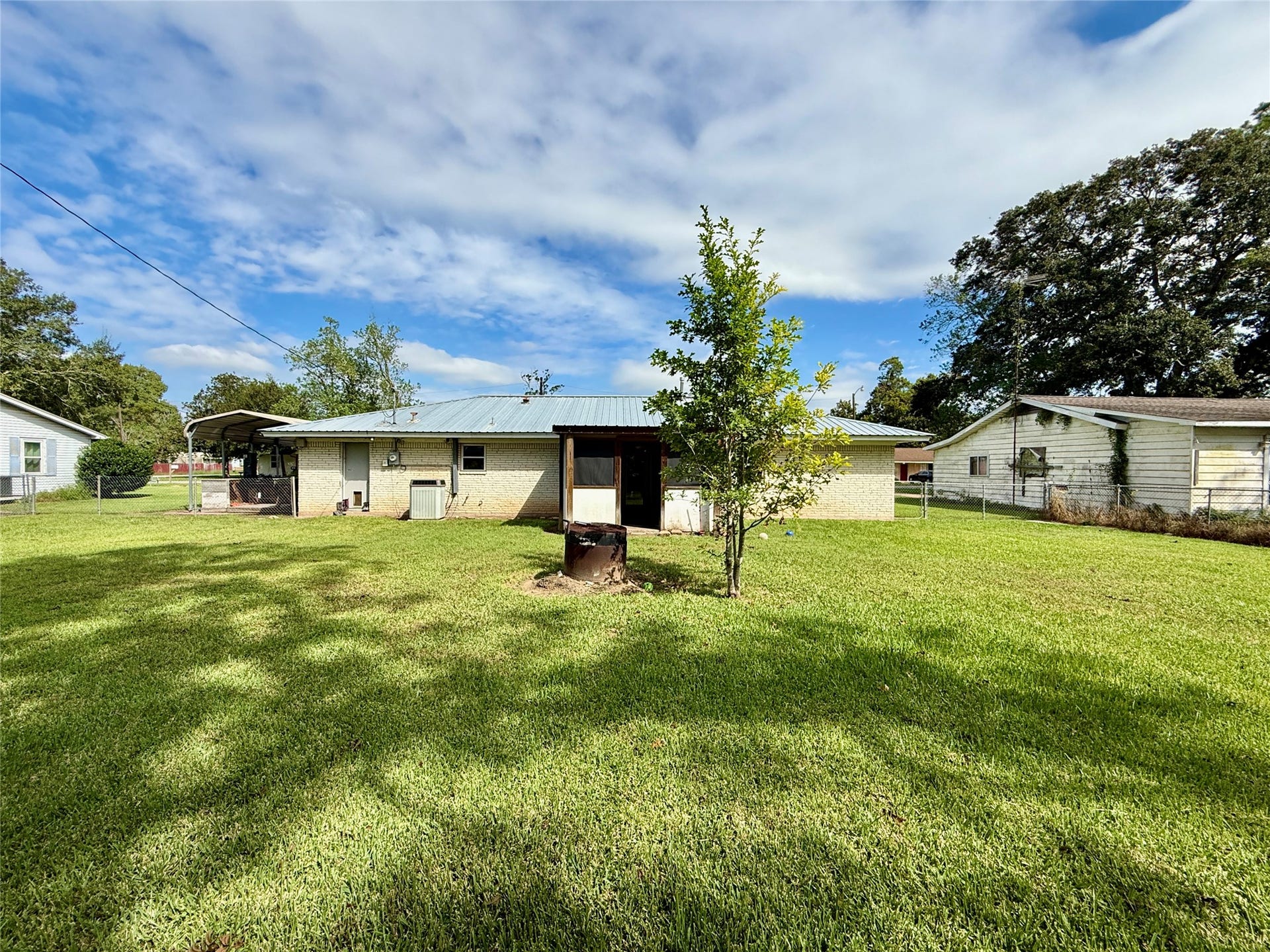 809 E Hamilton Street, West Columbia, TX 77486 Fenced back yard with nice shaded area