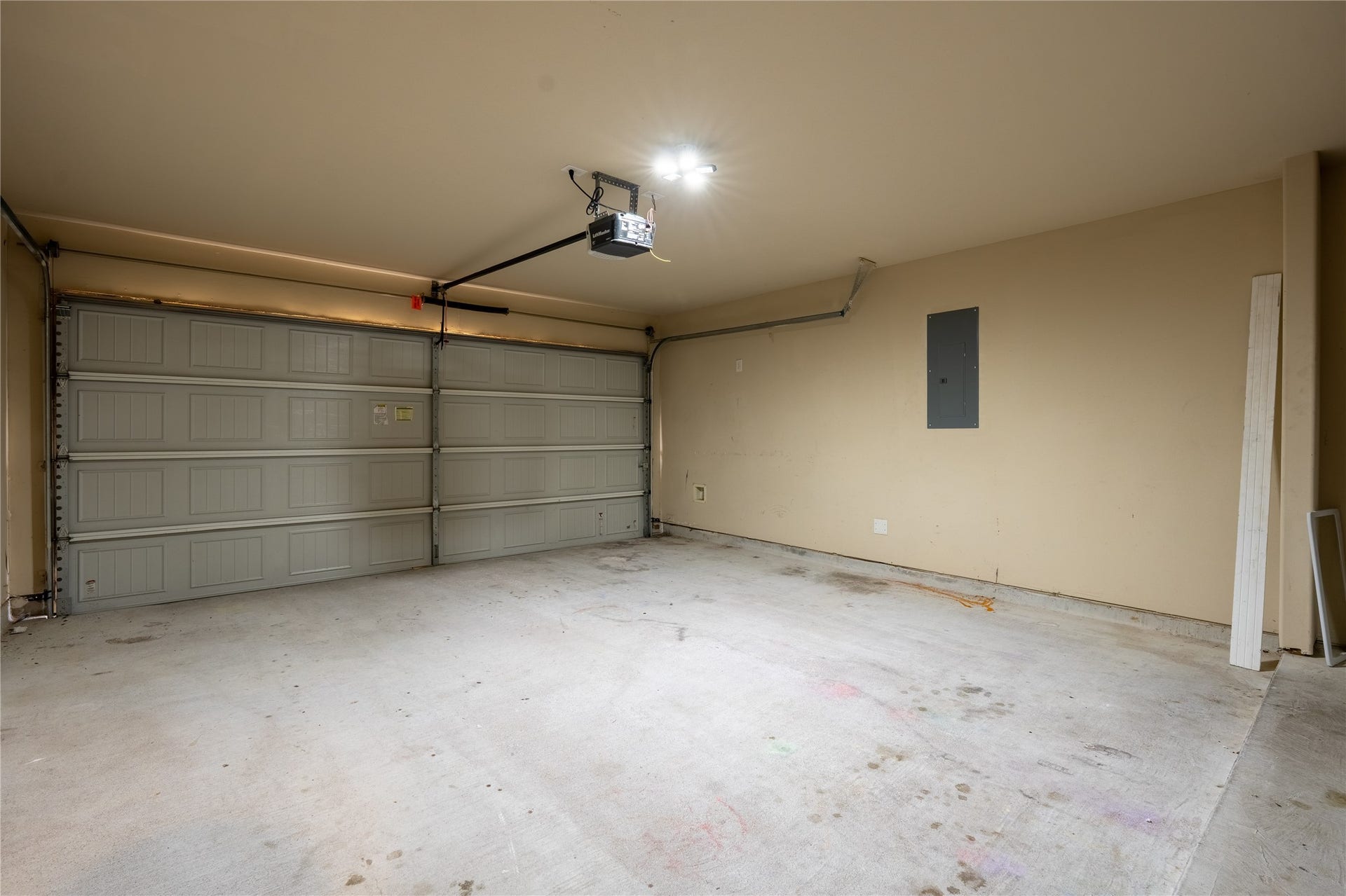 2710 Gold Flake Terrace Road, Spring, TX 77373 Attached Garage