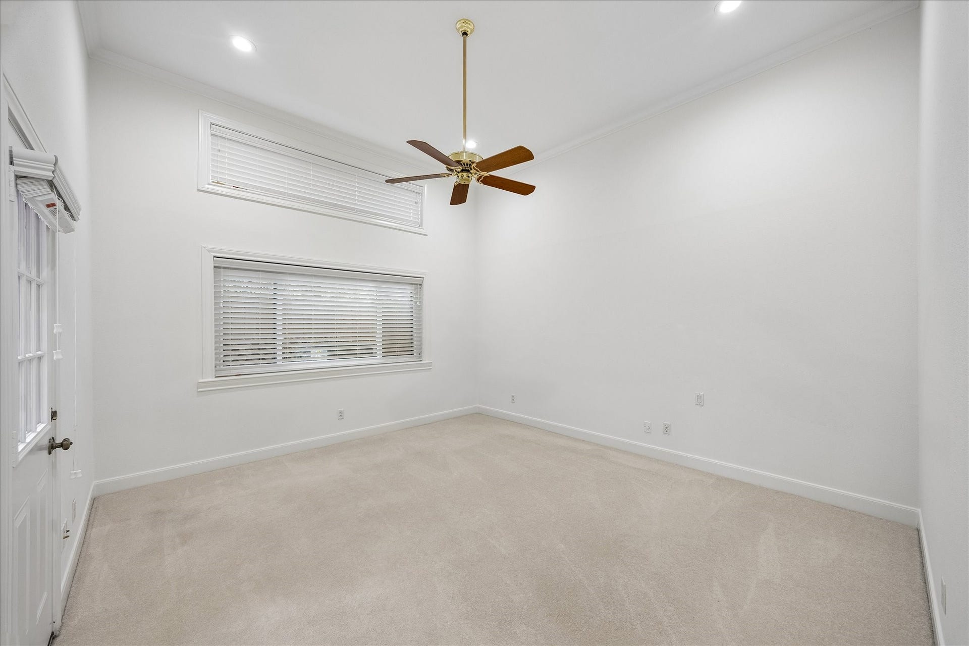 2214 Nantucket Drive, #D, Houston, TX 77057 Spacious Primary bedroom down: 14.7 x 13.7