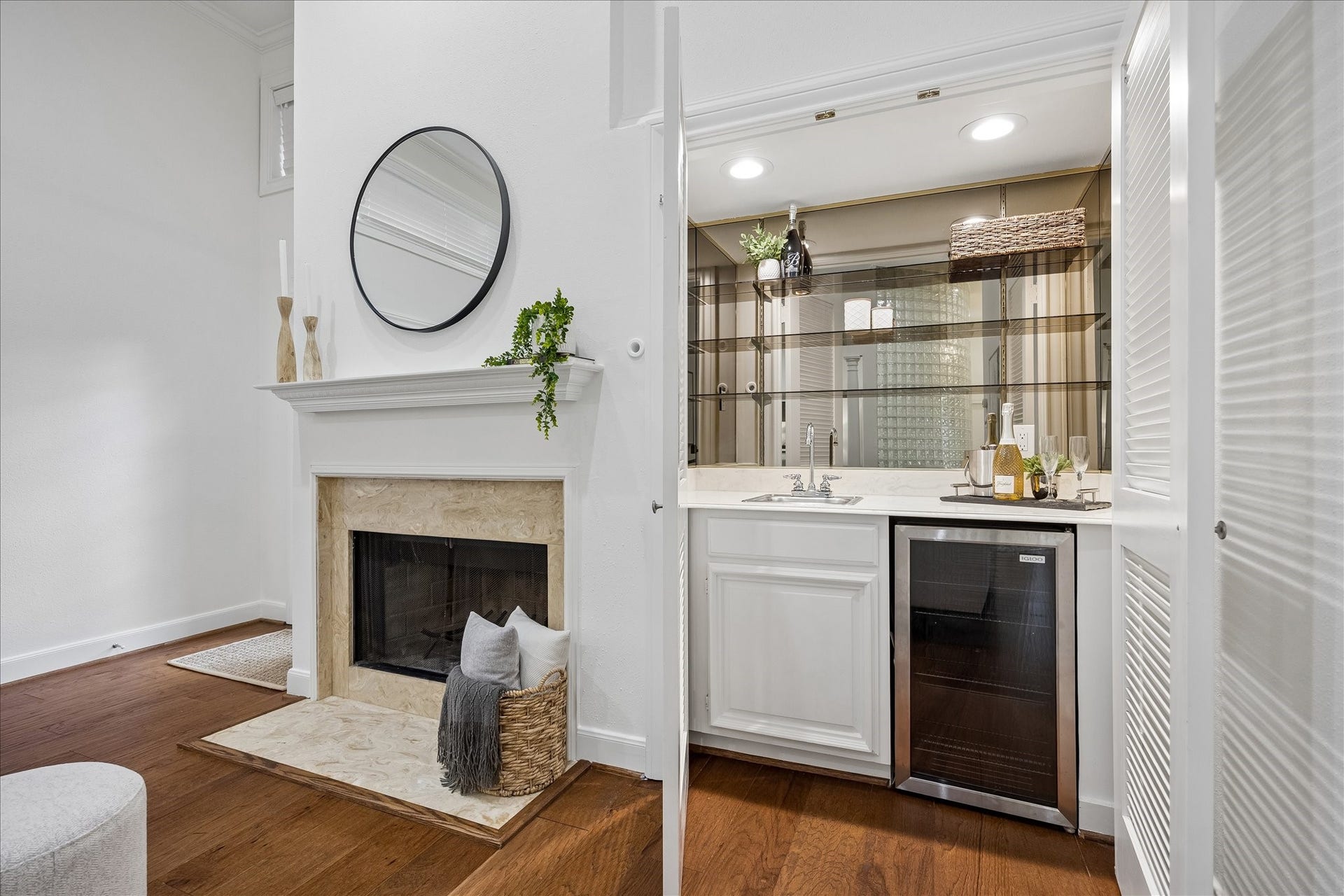 2214 Nantucket Drive, #D, Houston, TX 77057 2214 Nantucket Drive, #D, Houston, TX 77057