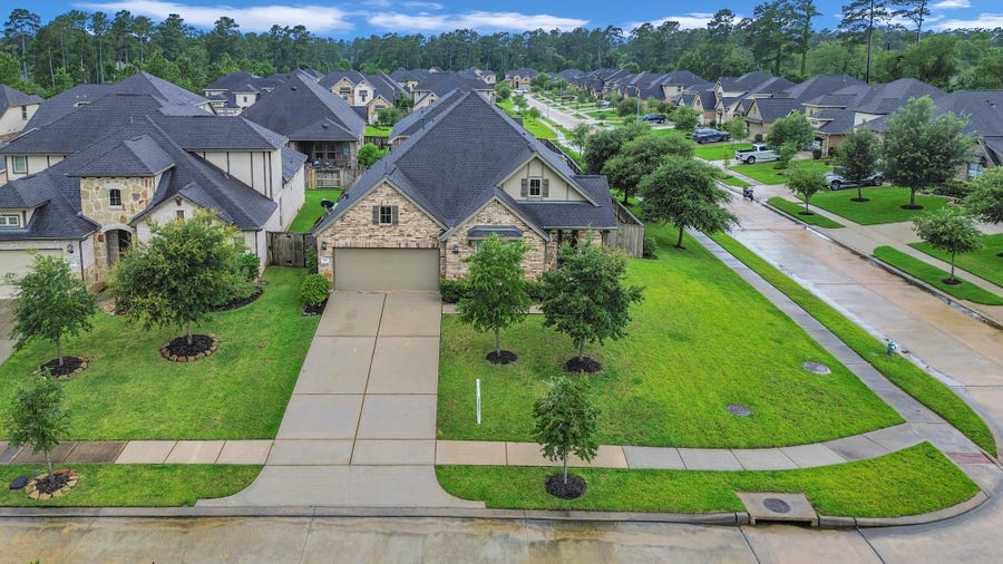 Property photo for 561 Rolling Brook Lane, Pinehurst, TX