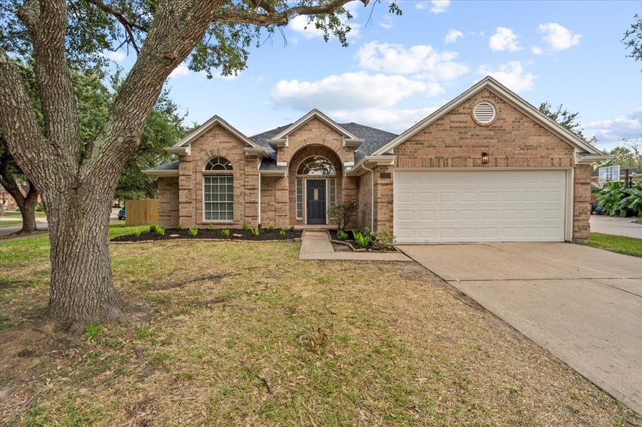 Property photo for 105 Barrington Pointe Court, League City, TX