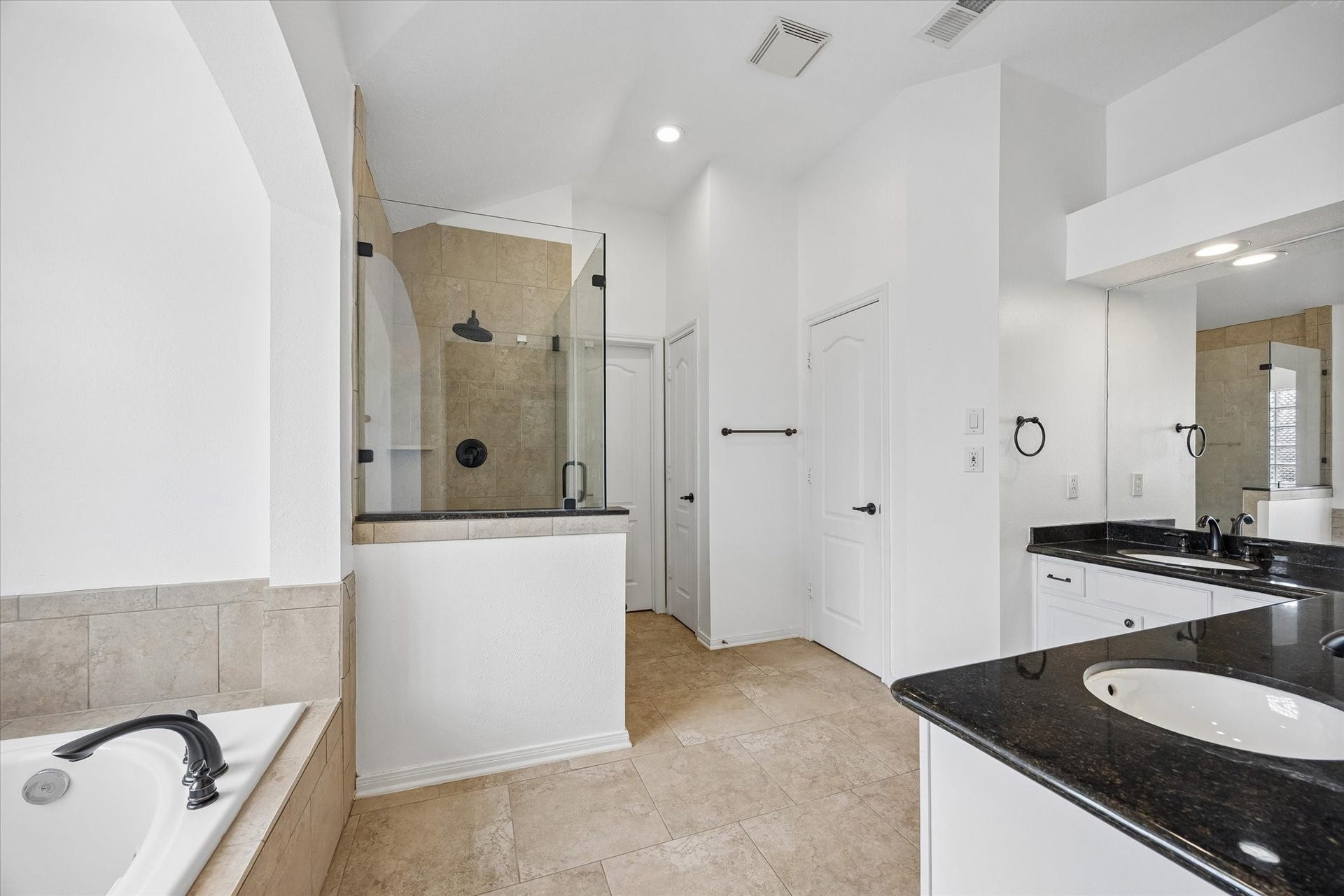 4123 Mcduffie Street, Houston, TX 77098 Primary ensuite with jetted tub, separate walk in shower and double sinks.