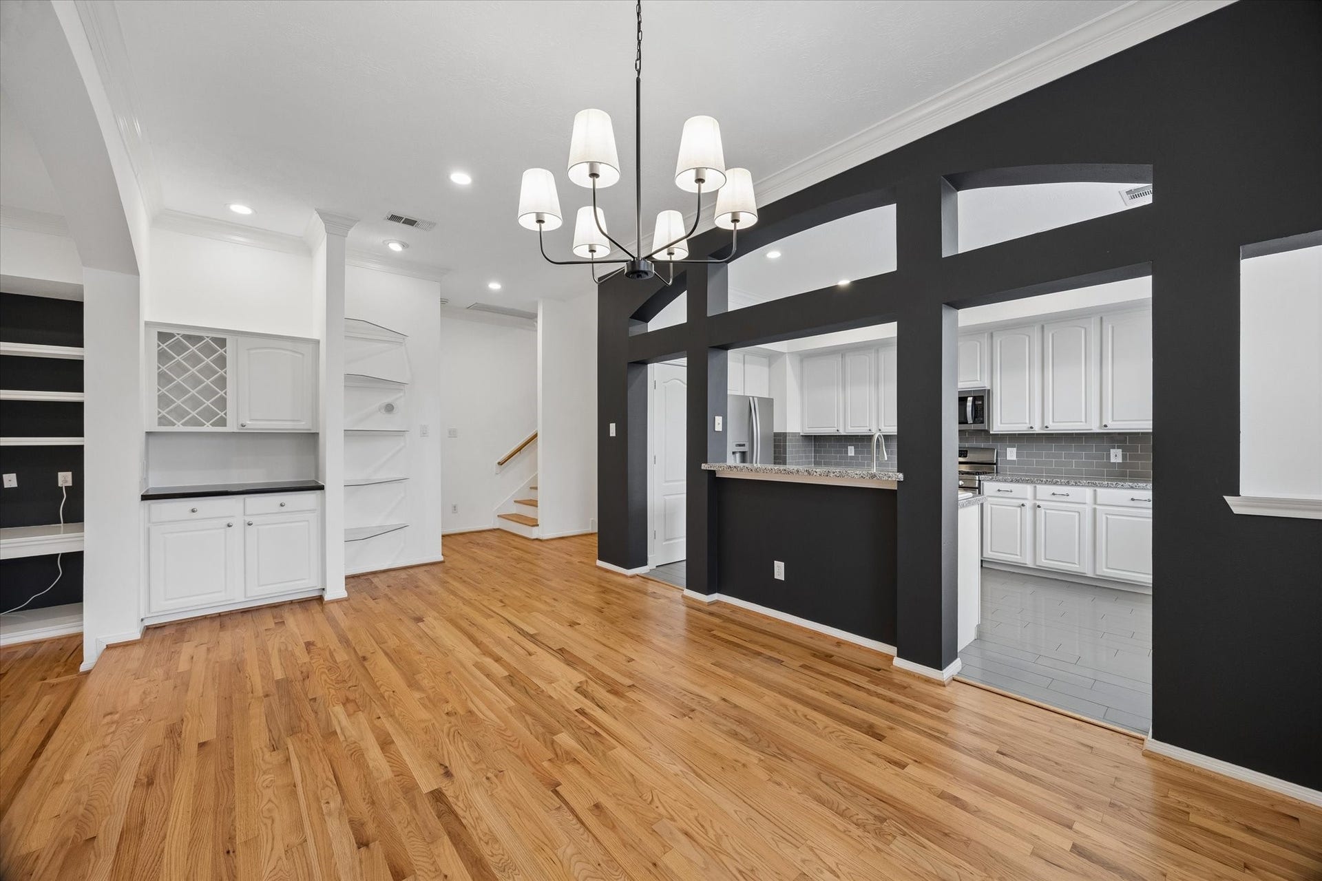 4123 Mcduffie Street, Houston, TX 77098 Dining area looking into the kitchen which boasts a distinctive architectural open-wall passthrough to the dining room, making hosting and everyday meals a breeze. Built in bar at end of room.