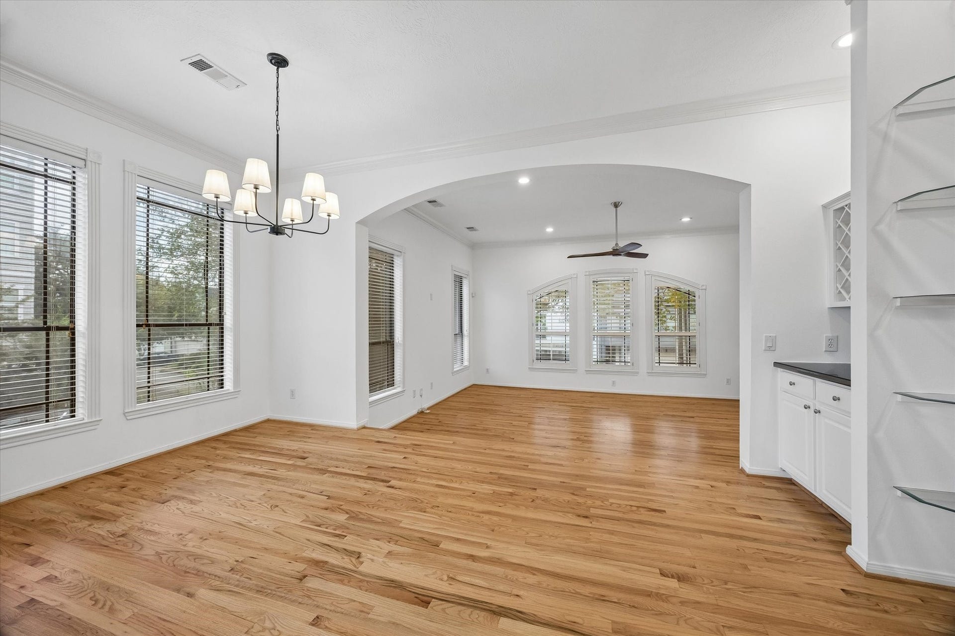 4123 Mcduffie Street, Houston, TX 77098 Corner unit creates plenty of natural light and open spaces. Plantation shutters and solar screens are a plus.