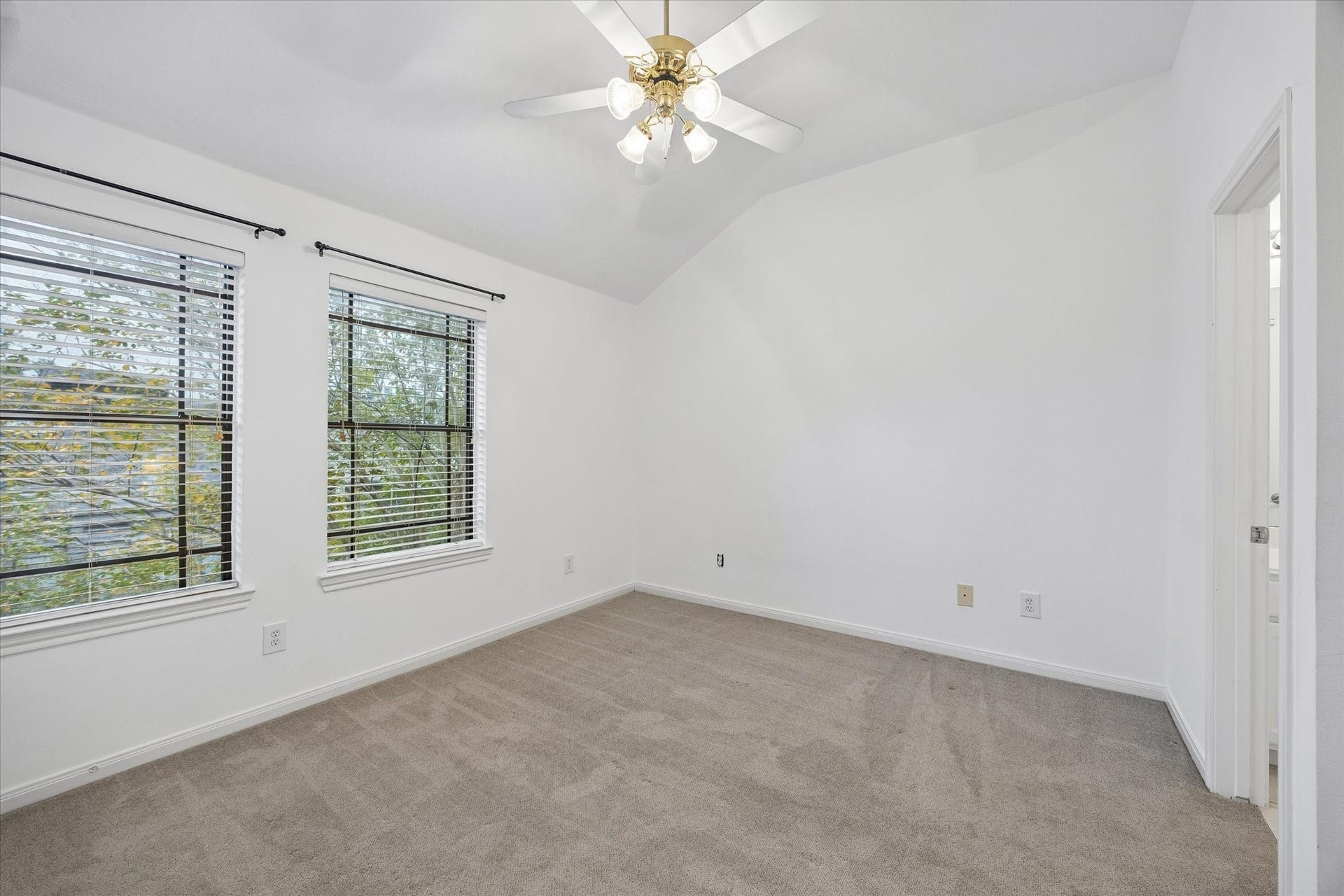 4123 Mcduffie Street, Houston, TX 77098 Third floor secondary bedroom with en suite full bath.