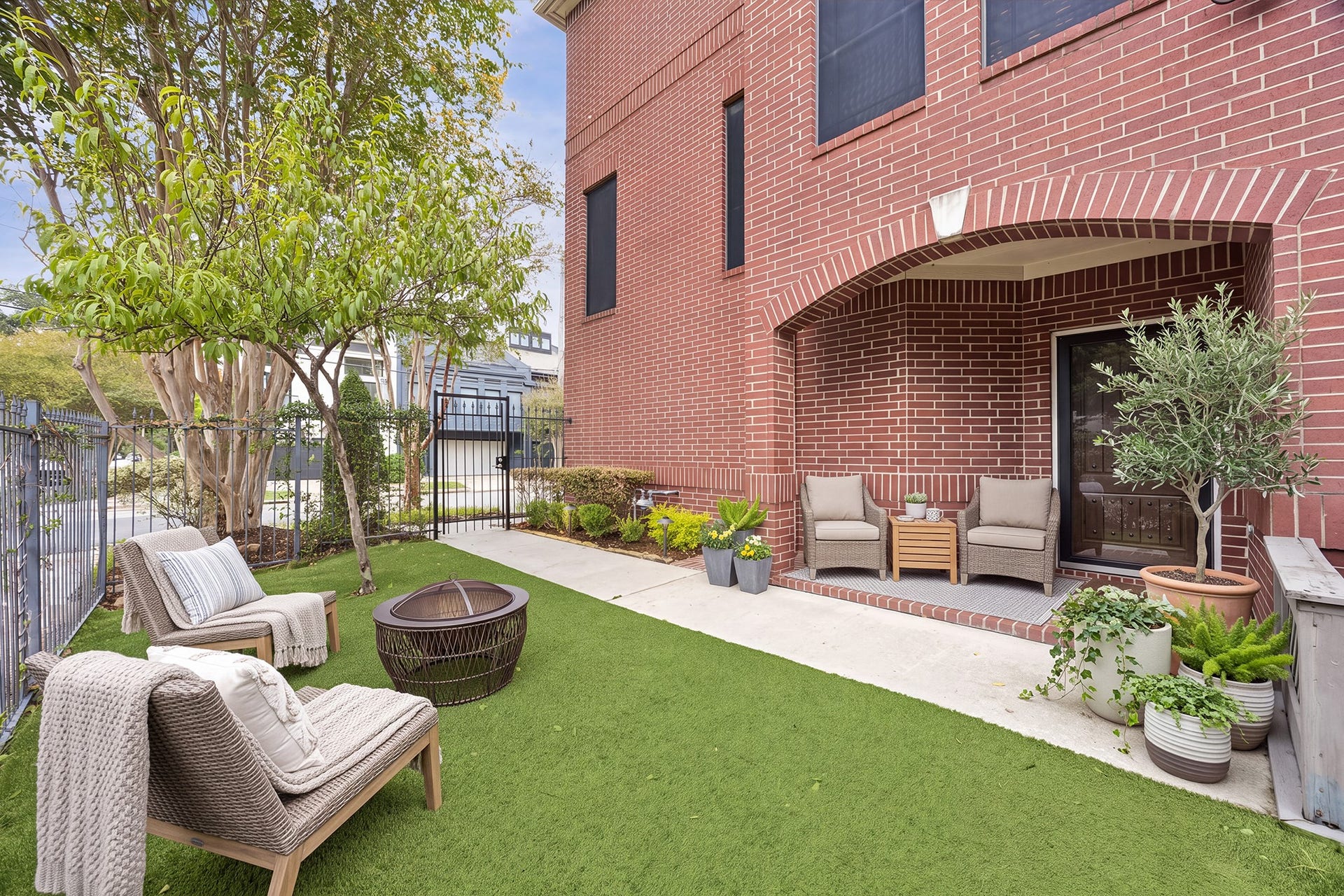 4123 Mcduffie Street, Houston, TX 77098 Virtually staged fenced and turfed side yard of brick townhome.