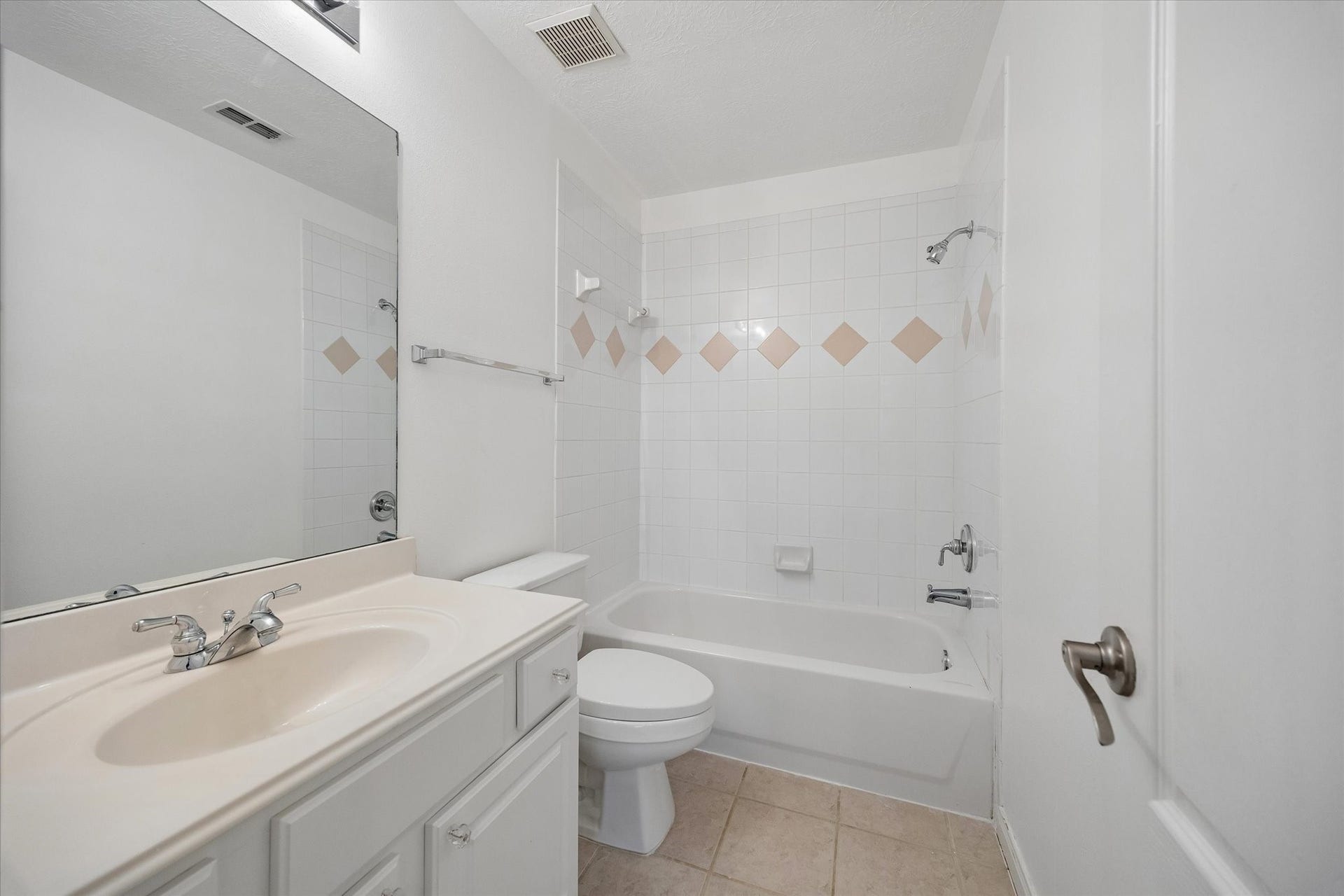 4123 Mcduffie Street, Houston, TX 77098 Full bath en suite of third floor secondary bedroom.