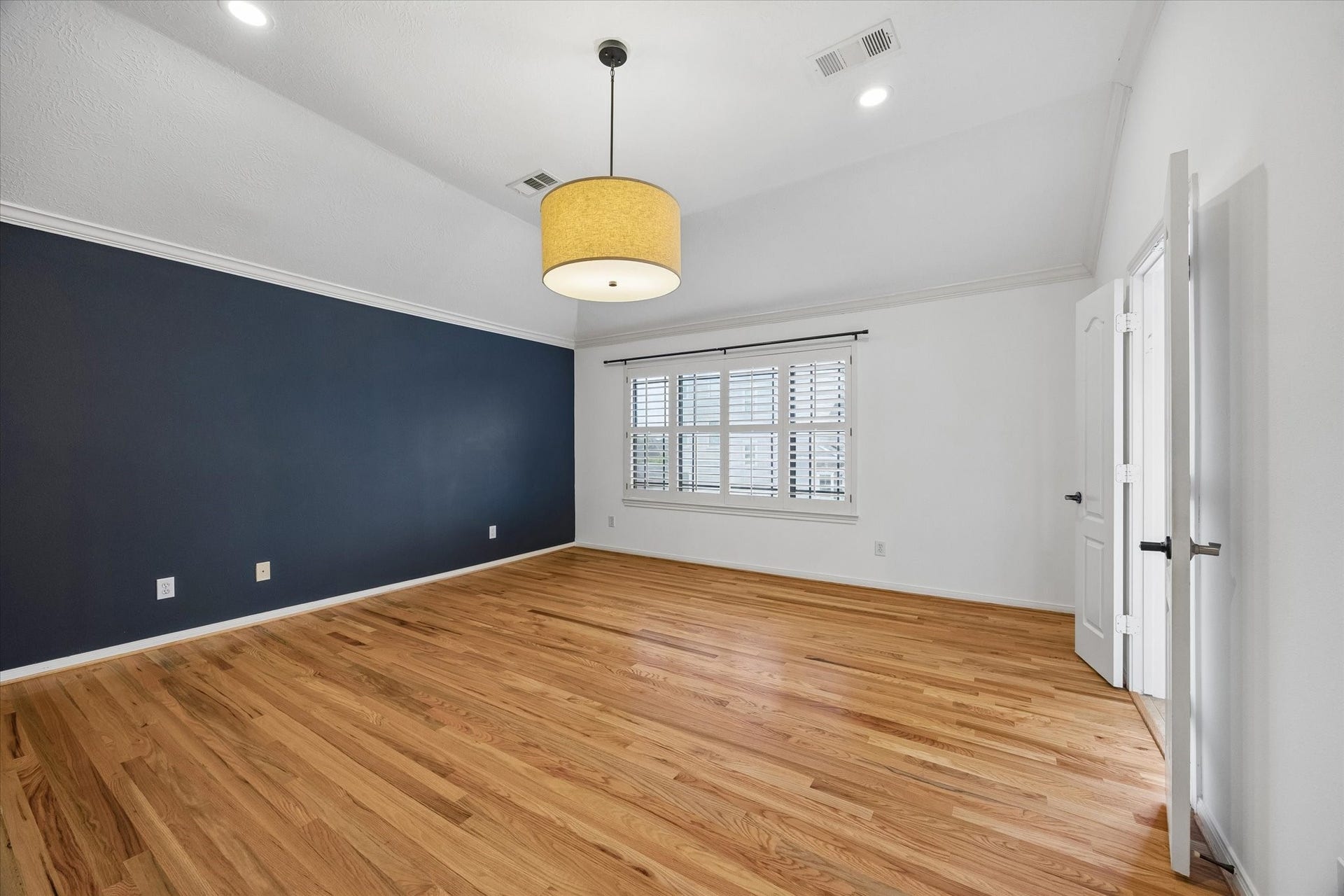 4123 Mcduffie Street, Houston, TX 77098 Large primary bedroom with plantation shitters and en suite bath and walk in closet. Hardwoods added 2025.