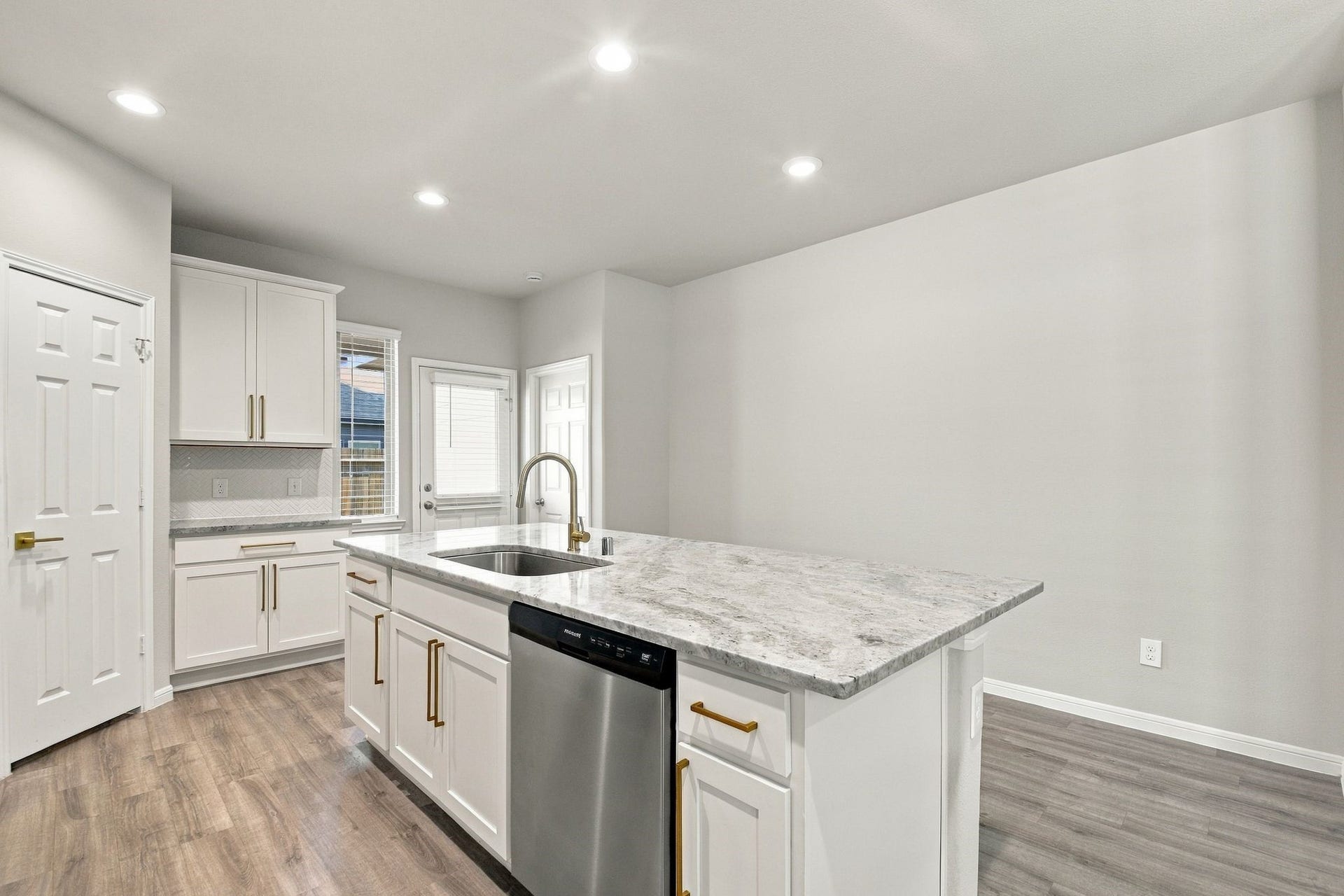 10119 Gold Finch Run, Magnolia, TX 77354