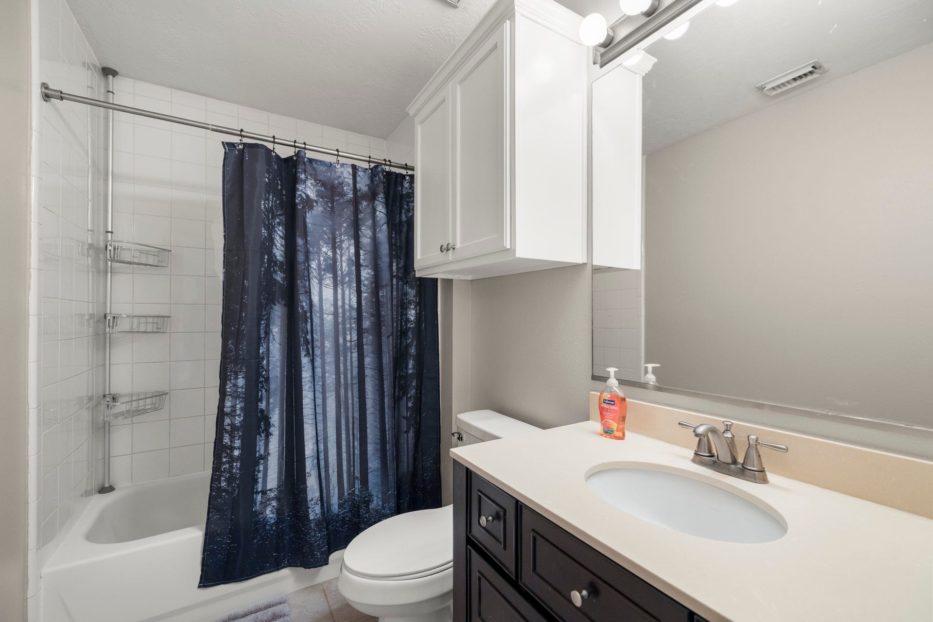 21814 Long Castle Drive, Spring, TX 77388 Full bathroom shared between the 2 secondary bedrooms