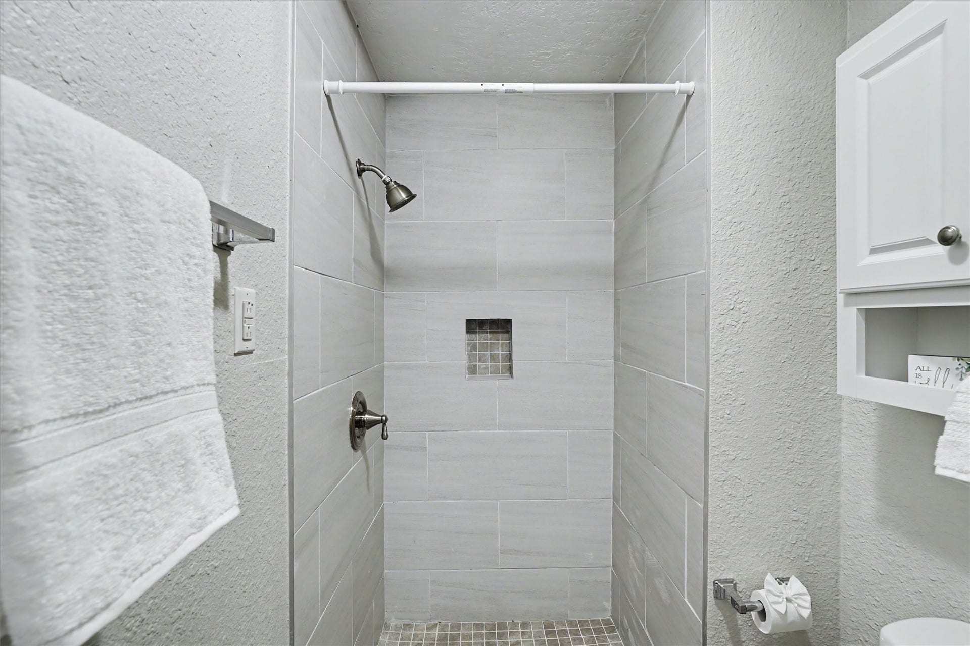 2523 7th Avenue N, Texas City, TX 77590 Built-in tiled shower with recessed niche, added during the 2022 bathroom remodel.