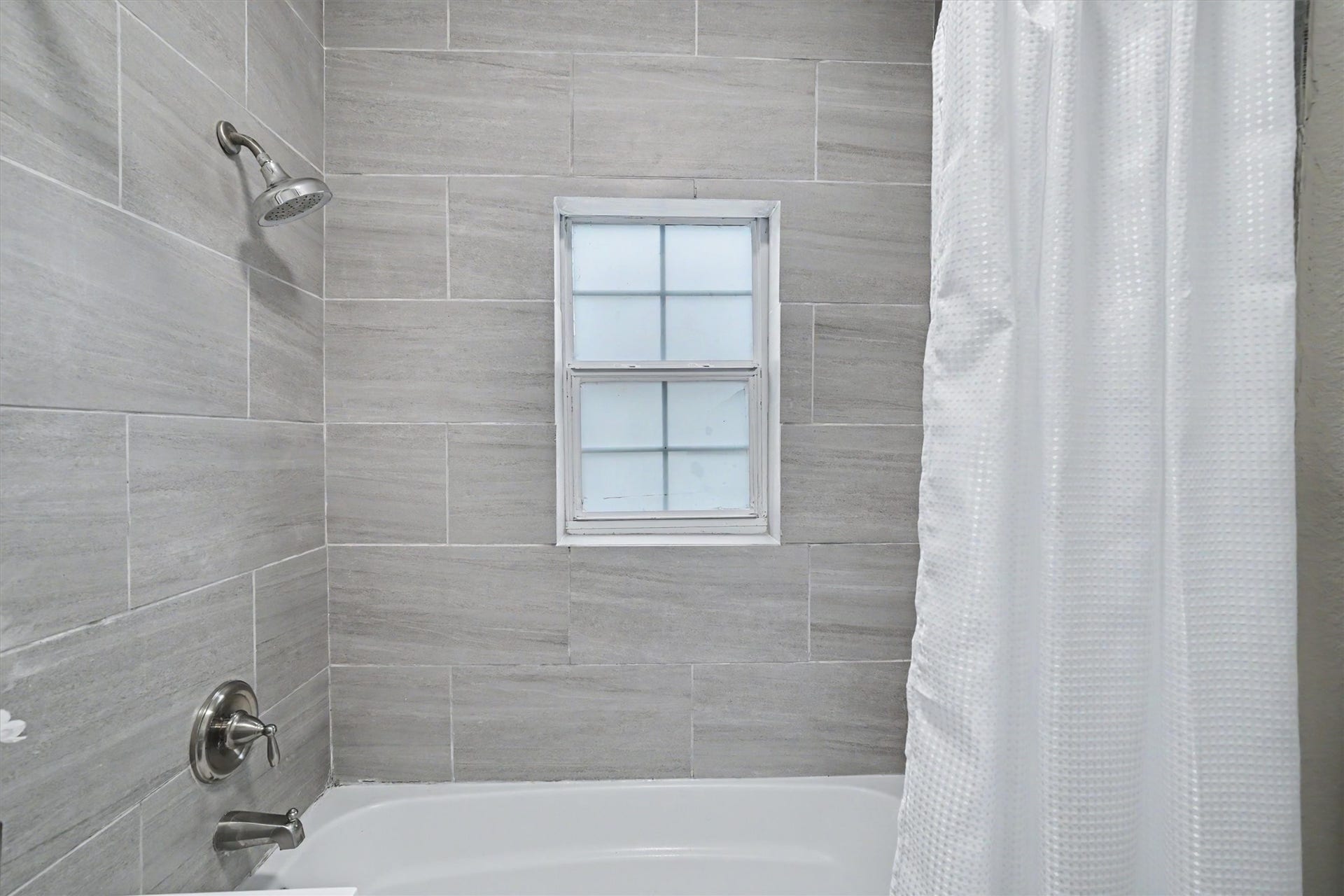 2523 7th Avenue N, Texas City, TX 77590 Updated primary bath features a tub/shower combination with tiled surround.