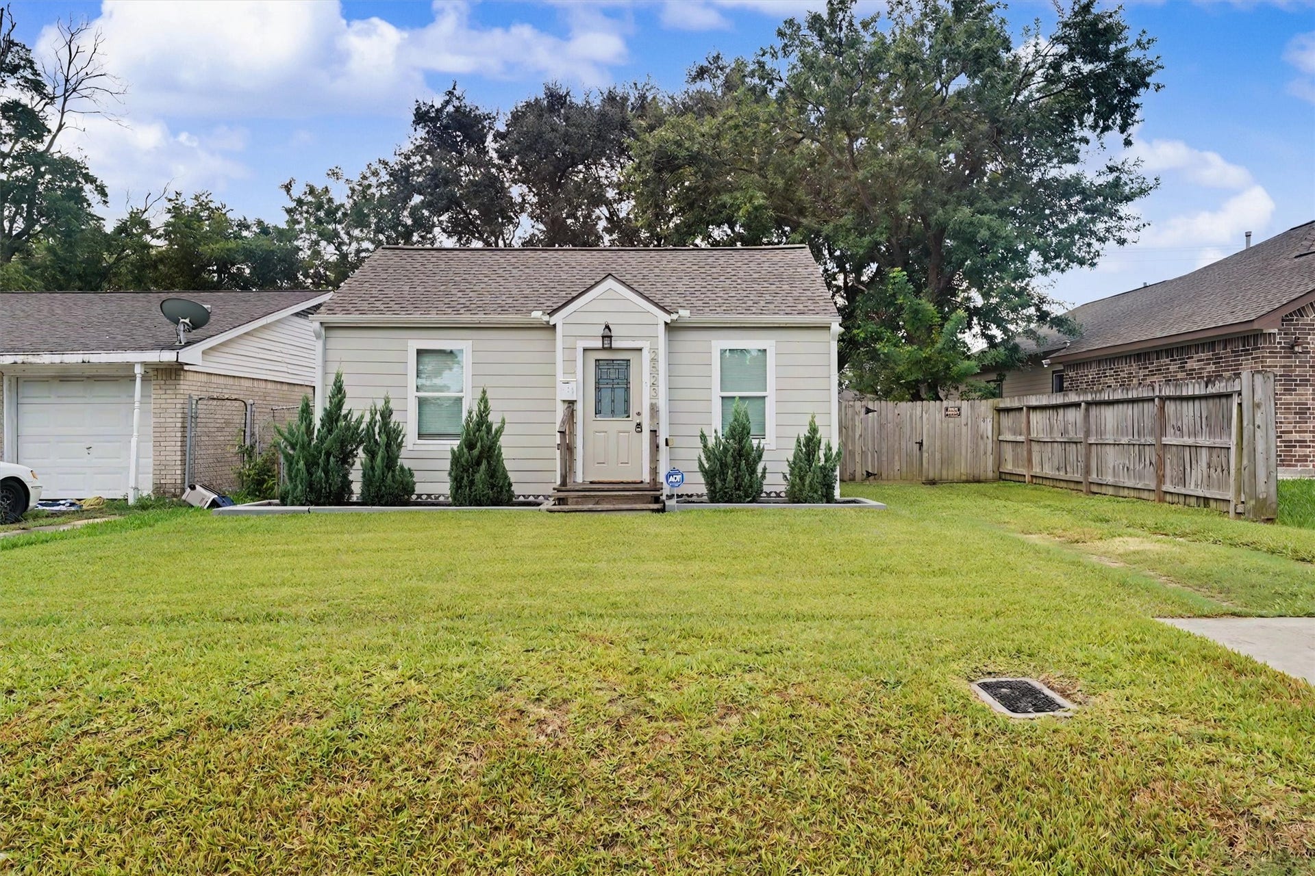 2523 7th Avenue N, Texas City, TX 77590 Charming single-story home in Texas City Heights with a welcoming front entry, spacious front lawn and new roof installed in 2024.