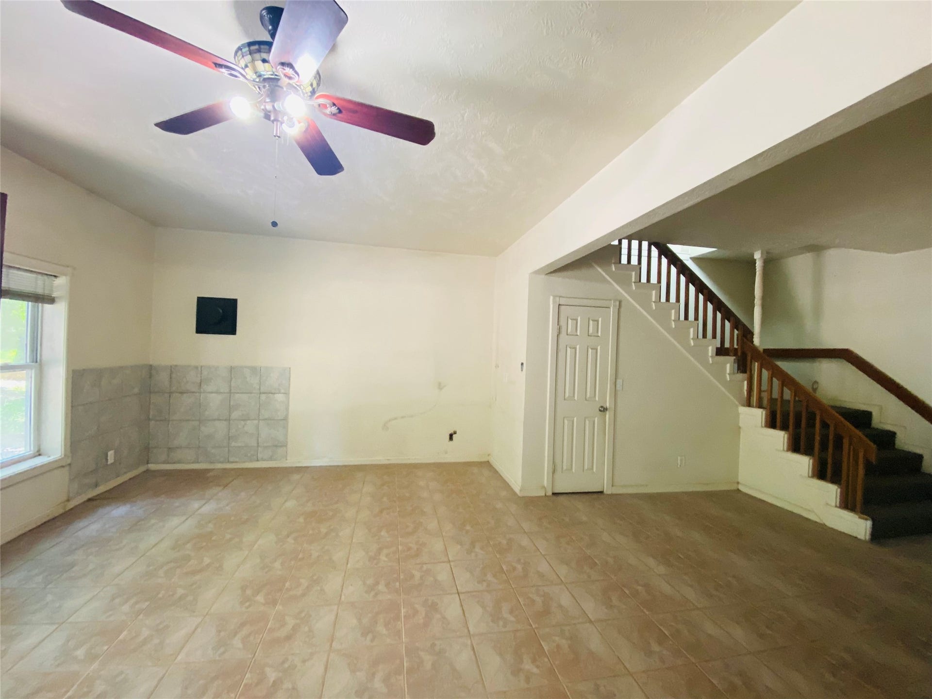 2500 Southline Road, Conroe, TX 77384 Living room