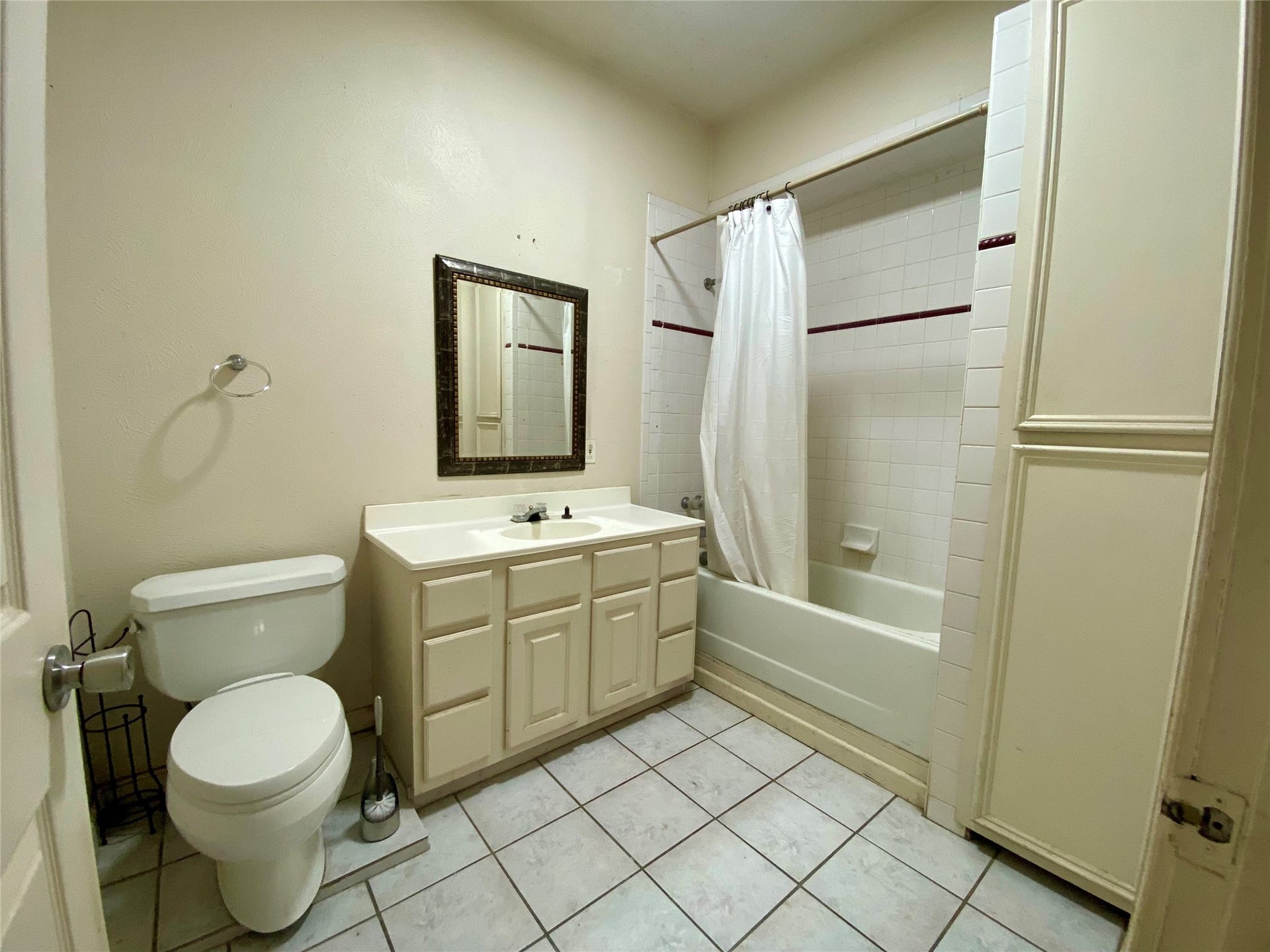 2500 Southline Road, Conroe, TX 77384 Full bathroom down & 2 full bathrooms upstairs