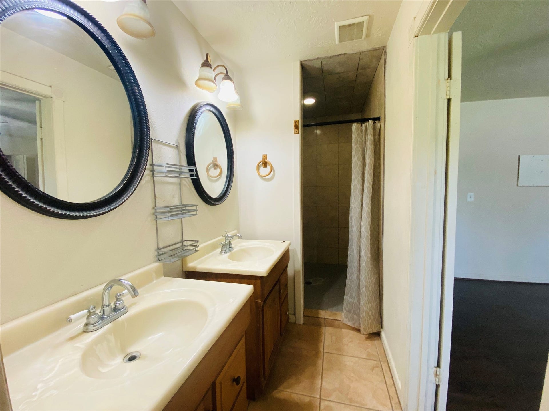 2500 Southline Road, Conroe, TX 77384 XL walk-in shower in Primary bathroom