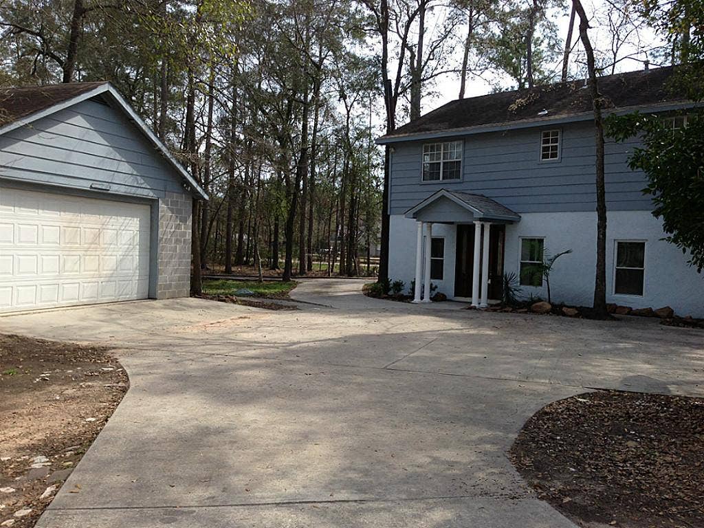 2500 Southline Road, Conroe, TX 77384 House & Detached 2 car garage from driveway