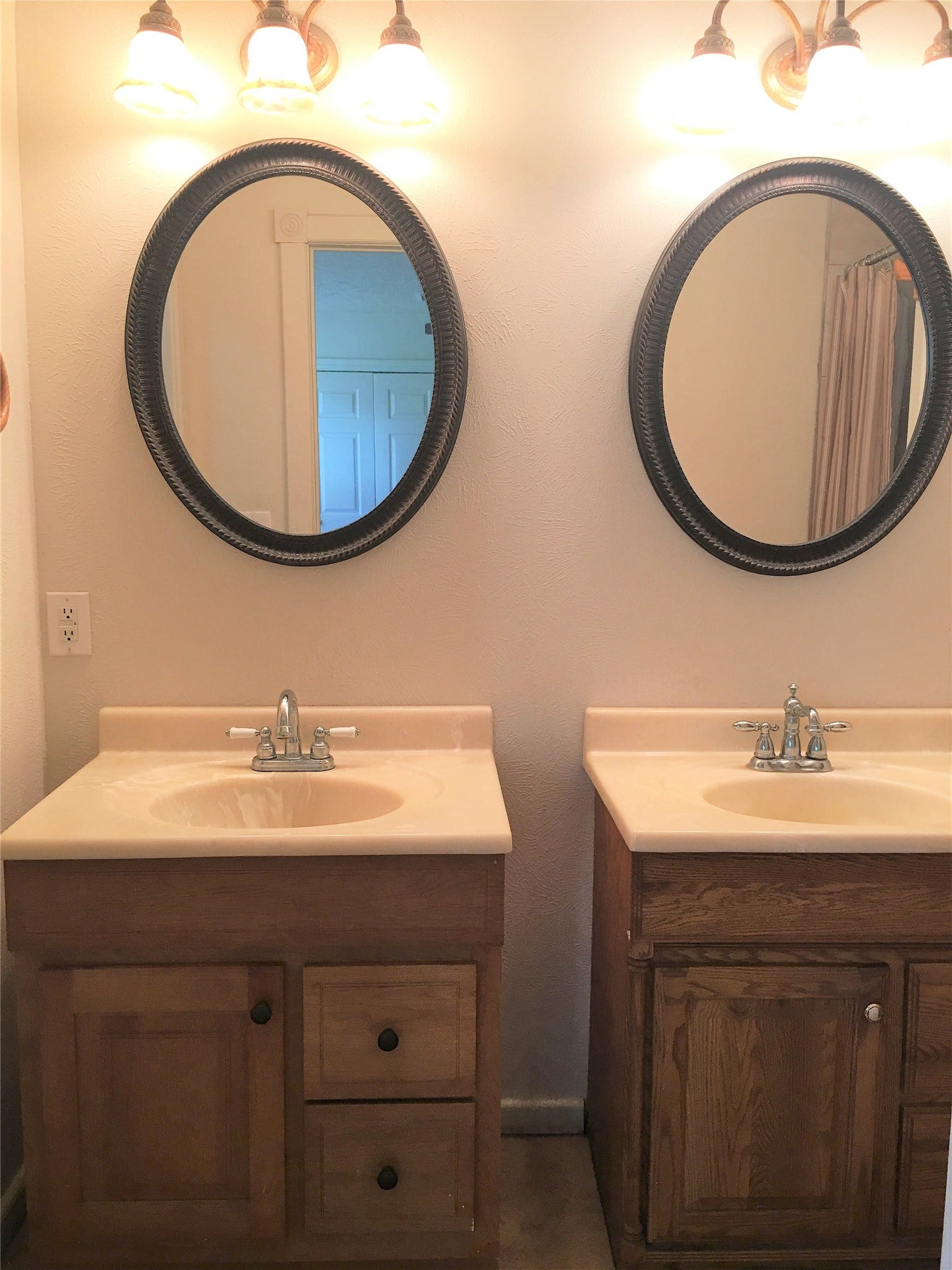 2500 Southline Road, Conroe, TX 77384 Double sinks in Primary bathroom