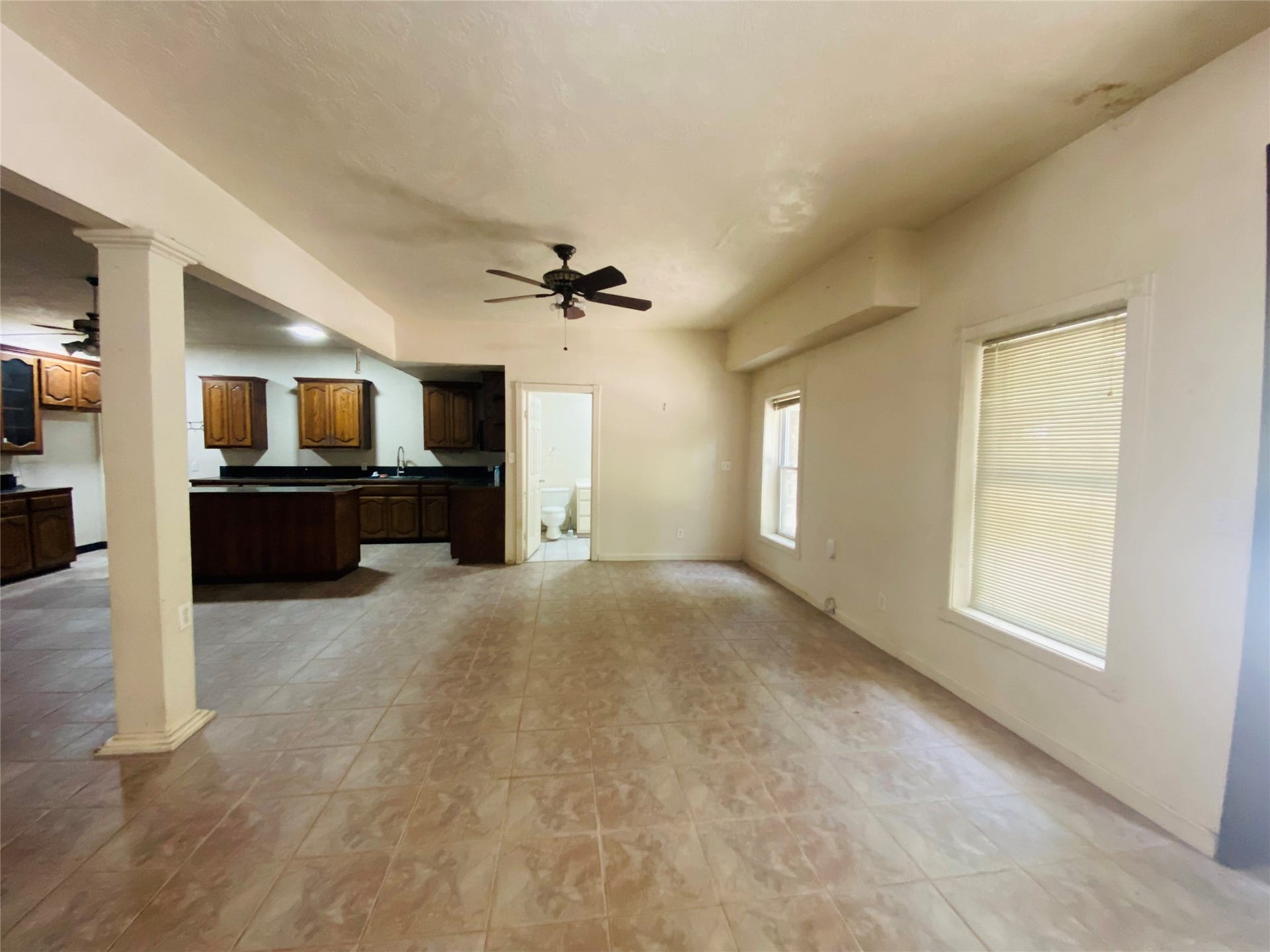 2500 Southline Road, Conroe, TX 77384 Opposite end of oversized Living room