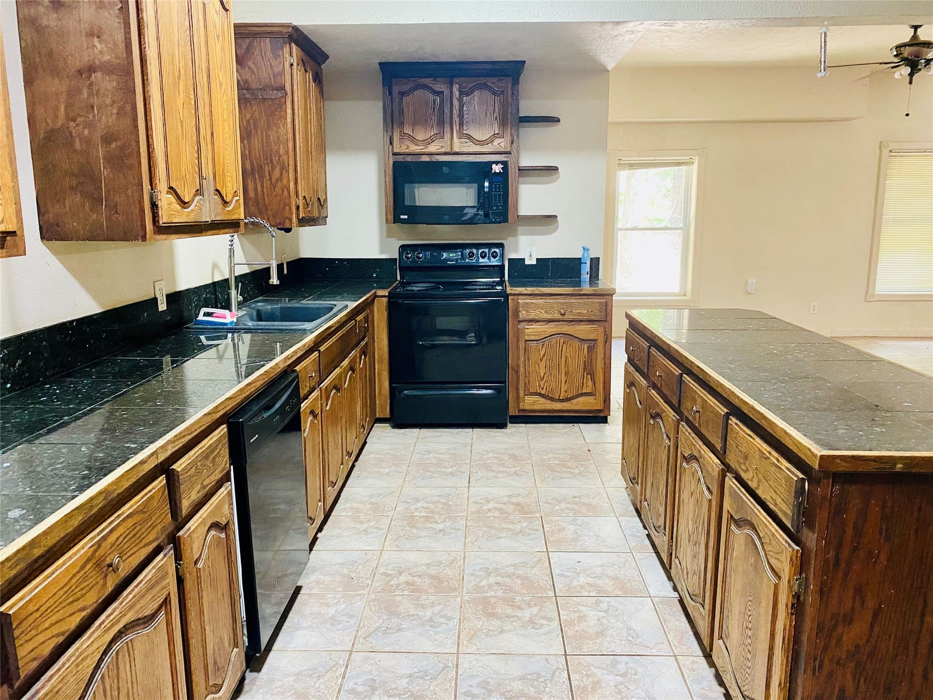 2500 Southline Road, Conroe, TX 77384 Granite counters & electric range