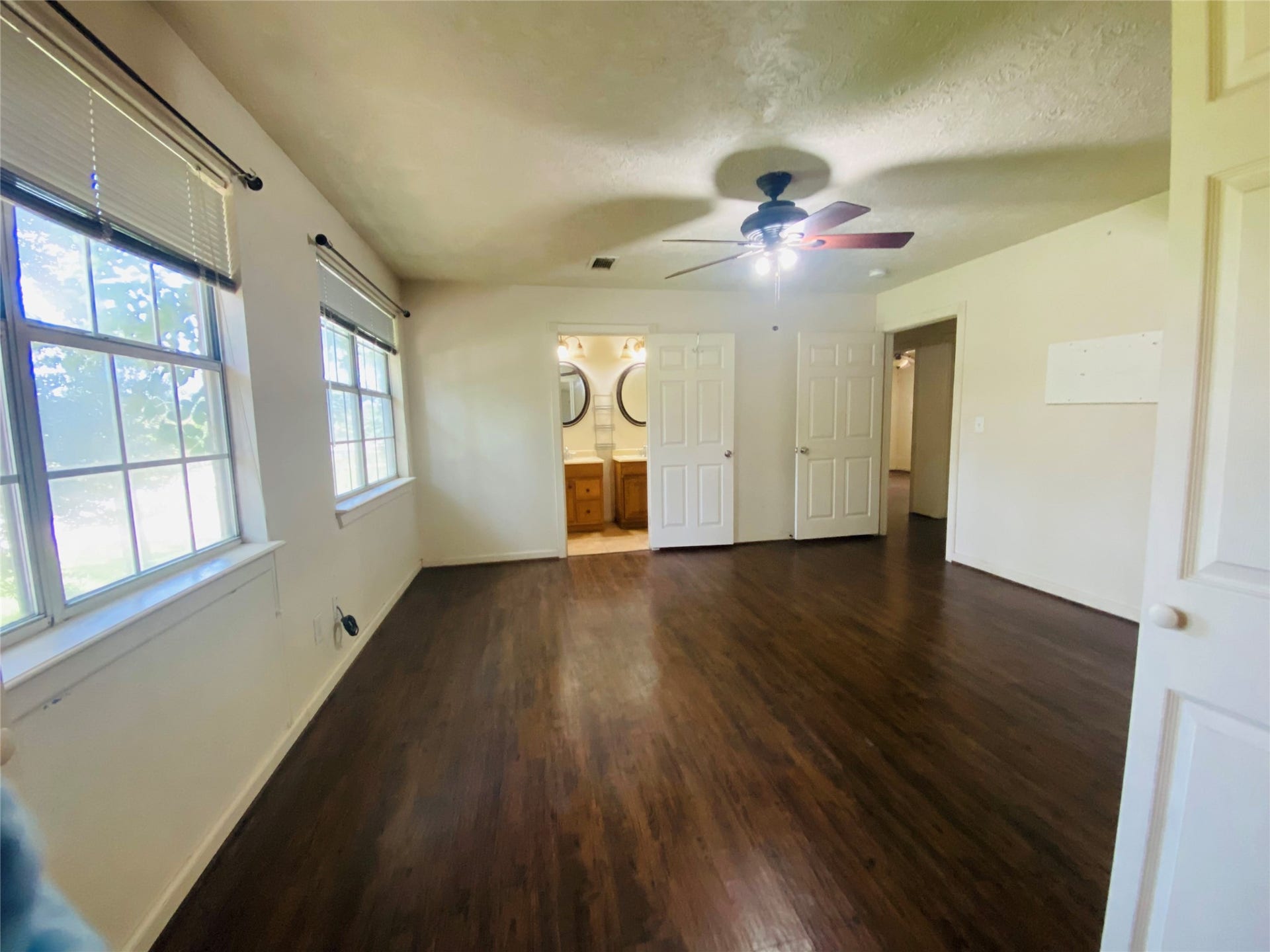2500 Southline Road, Conroe, TX 77384 Ensuite Primary bath