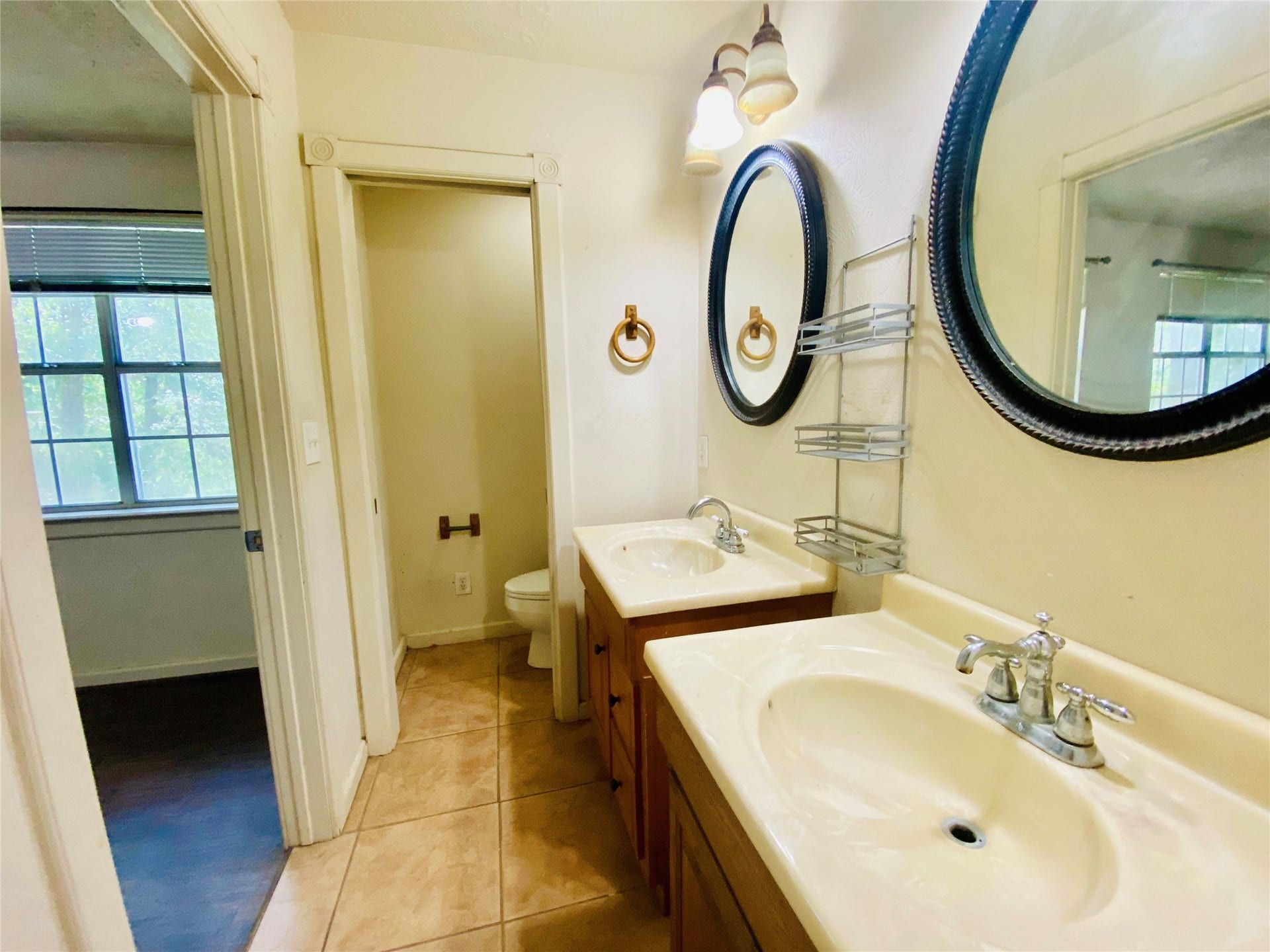 2500 Southline Road, Conroe, TX 77384 Toilet closet in Primary bathroom