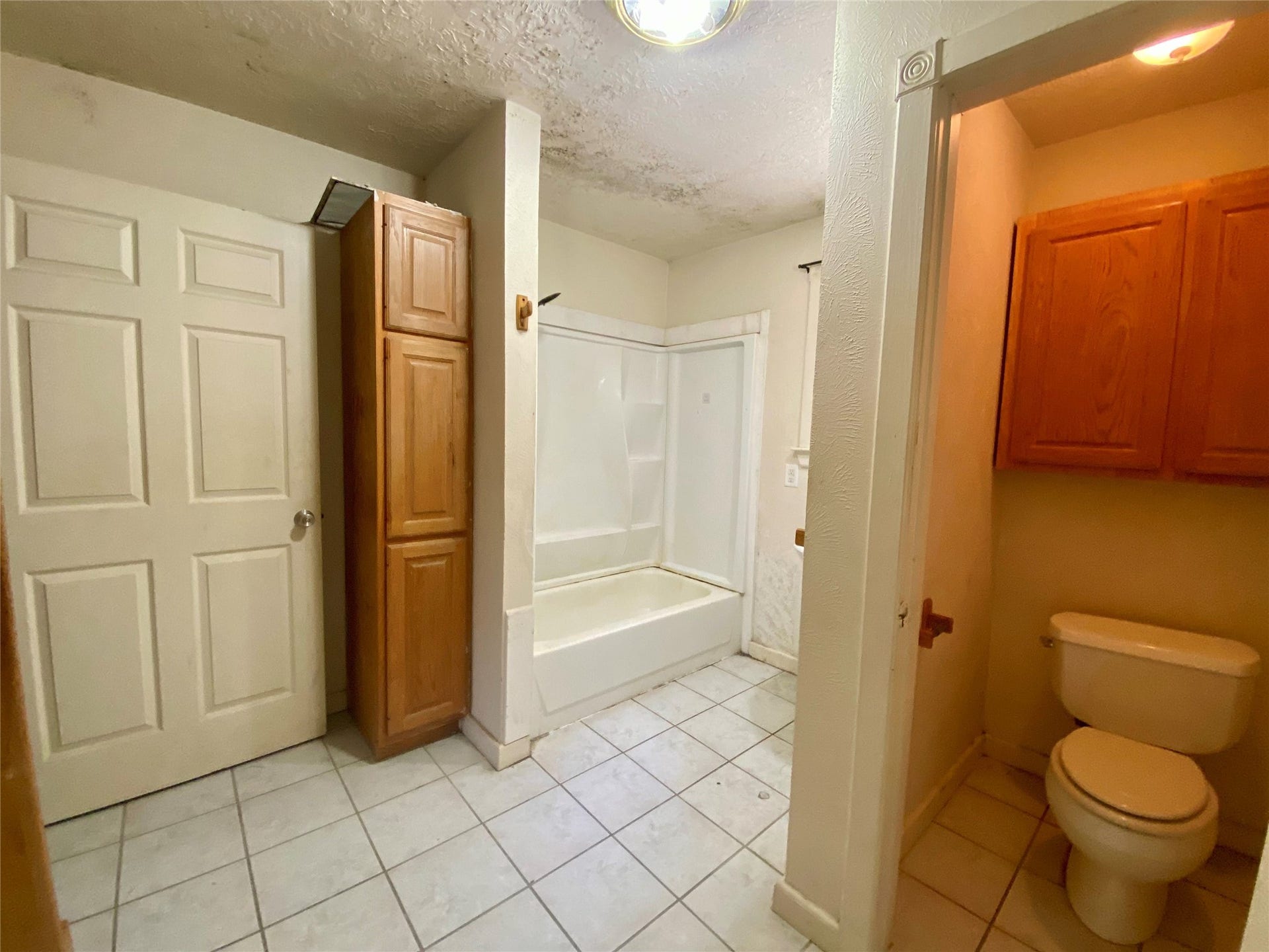 2500 Southline Road, Conroe, TX 77384 Bath 2 up has separate toilet closet