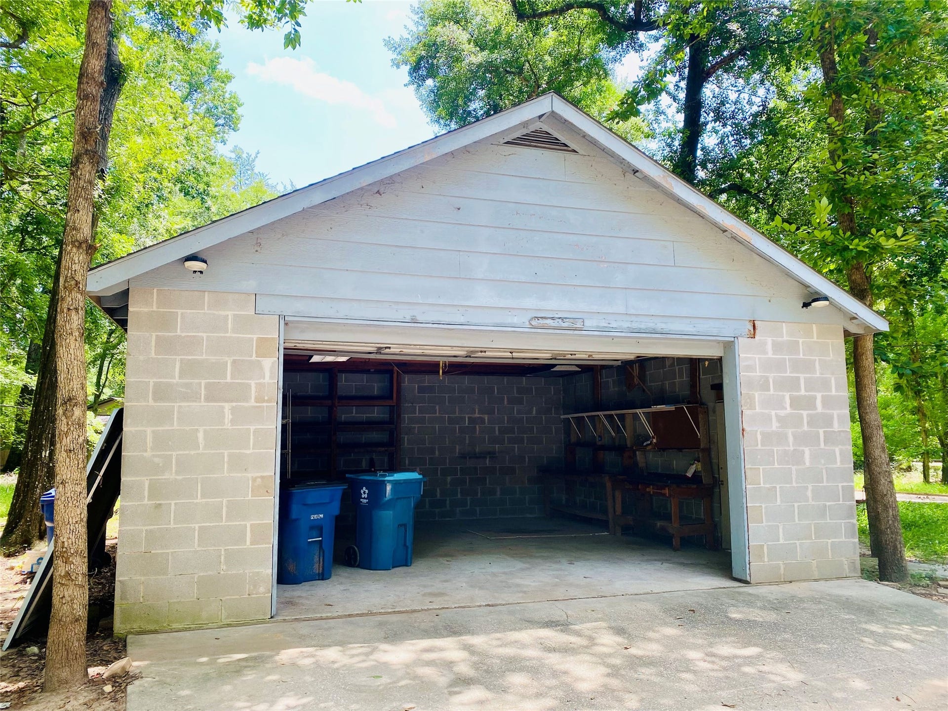 2500 Southline Road, Conroe, TX 77384 Detached 2 car garage