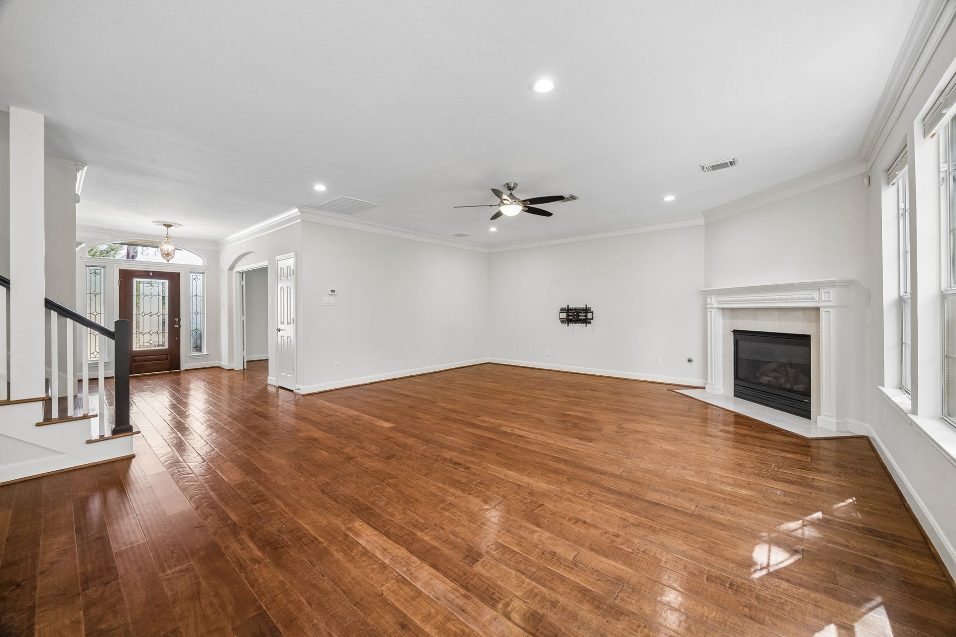 1439 Waverly Street, Houston, TX 77008 Expansive living area with an open layout, classic crown molding, and a seamless flow toward the front entry.