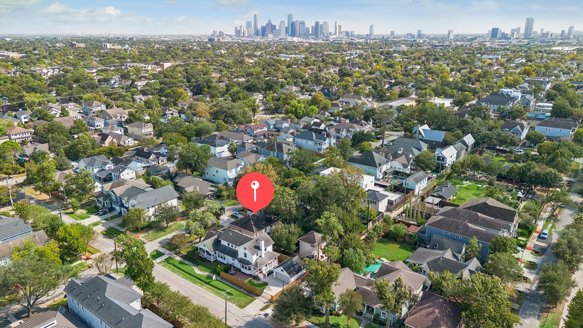 1439 Waverly Street, Houston, TX 77008 Enjoy the best of Heights living, with convenient access to the Nicholson Hike and Bike Trail and the shops and restaurants along 11th and 19th Streets.